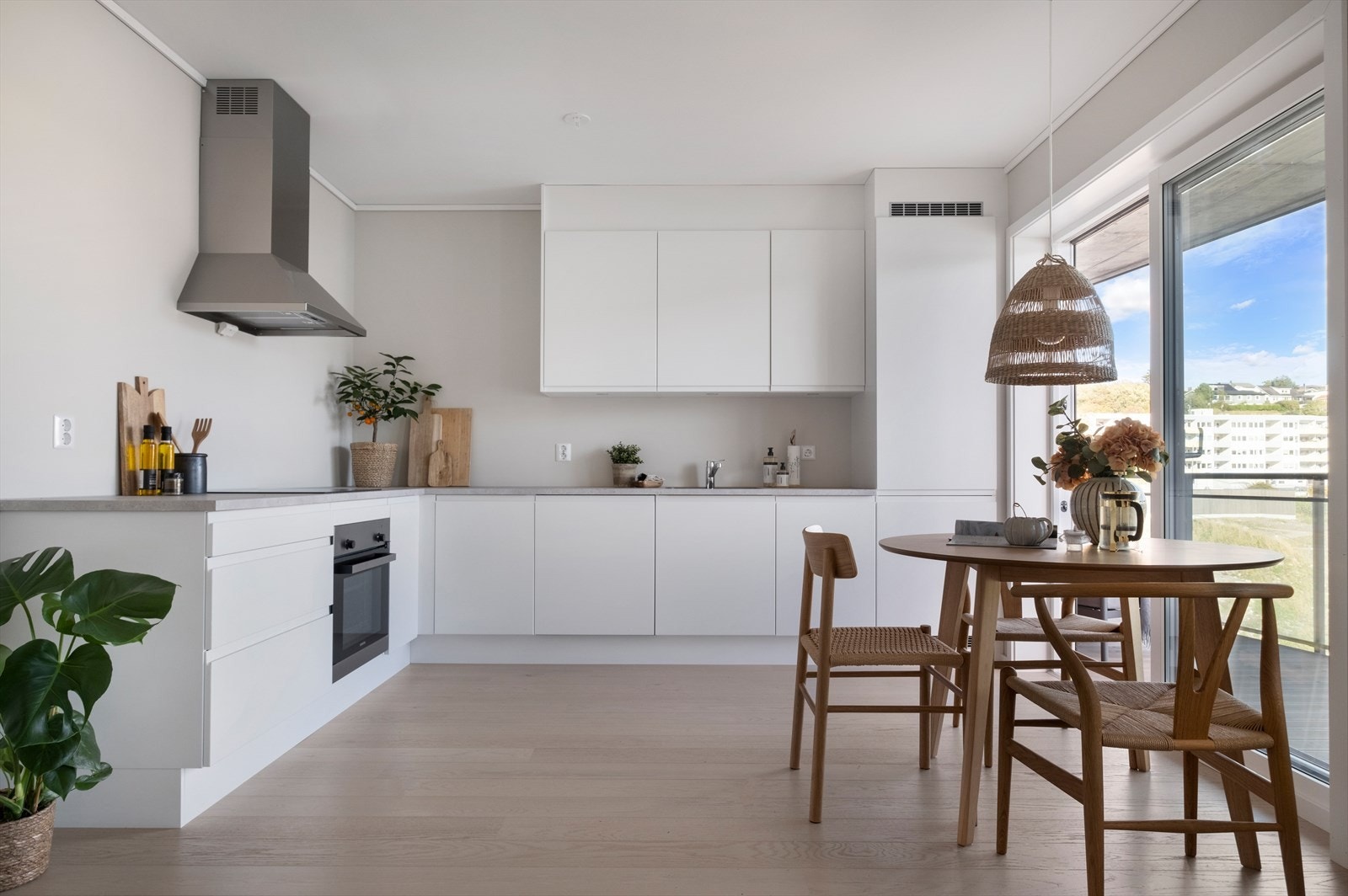 Lyst og tiltalende kjøkken fra HTH, utsikt og utgang til balkong via skyvedør Galleribilde