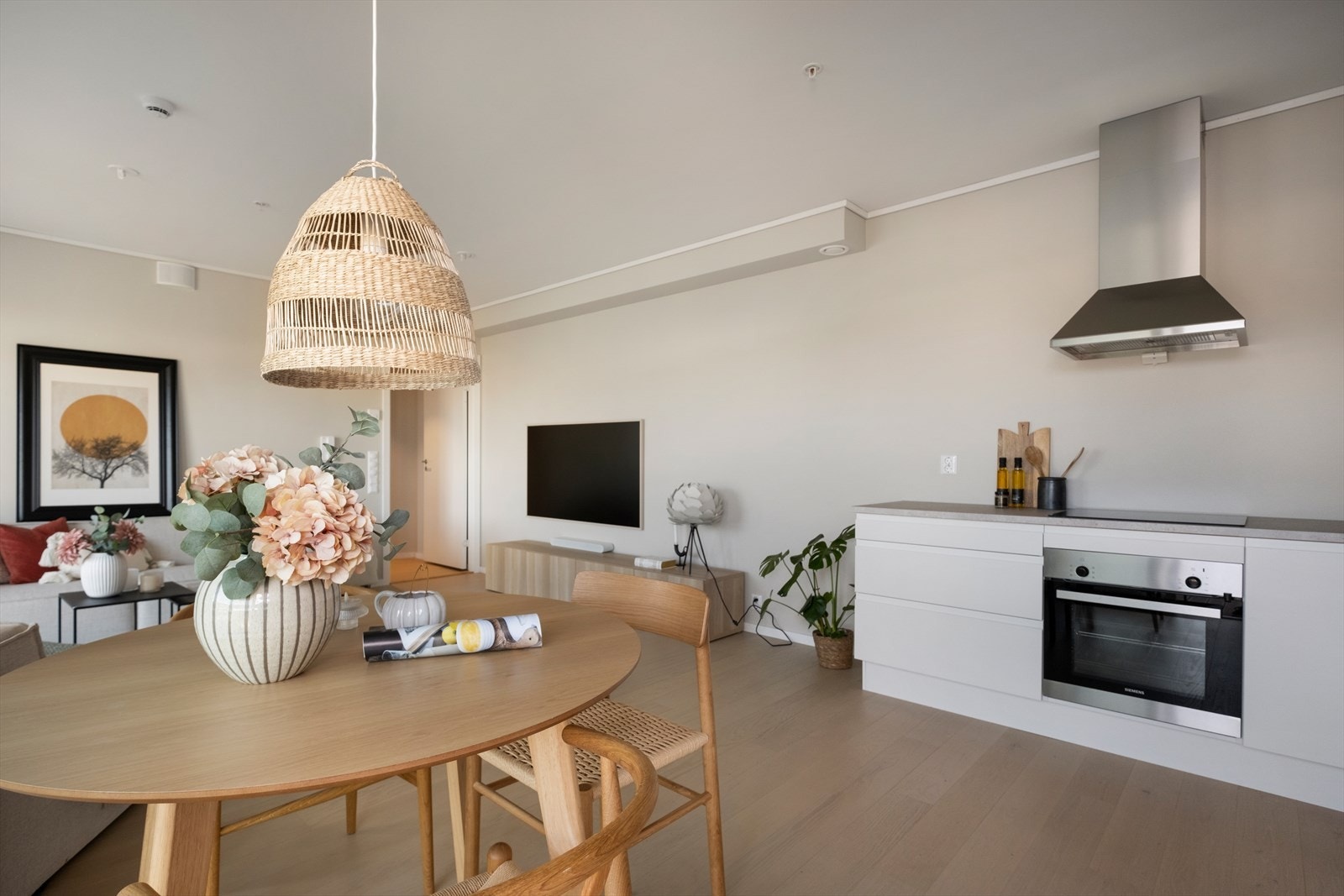 Lyst og tiltalende kjøkken fra HTH, utsikt og utgang til balkong via skyvedør Galleribilde