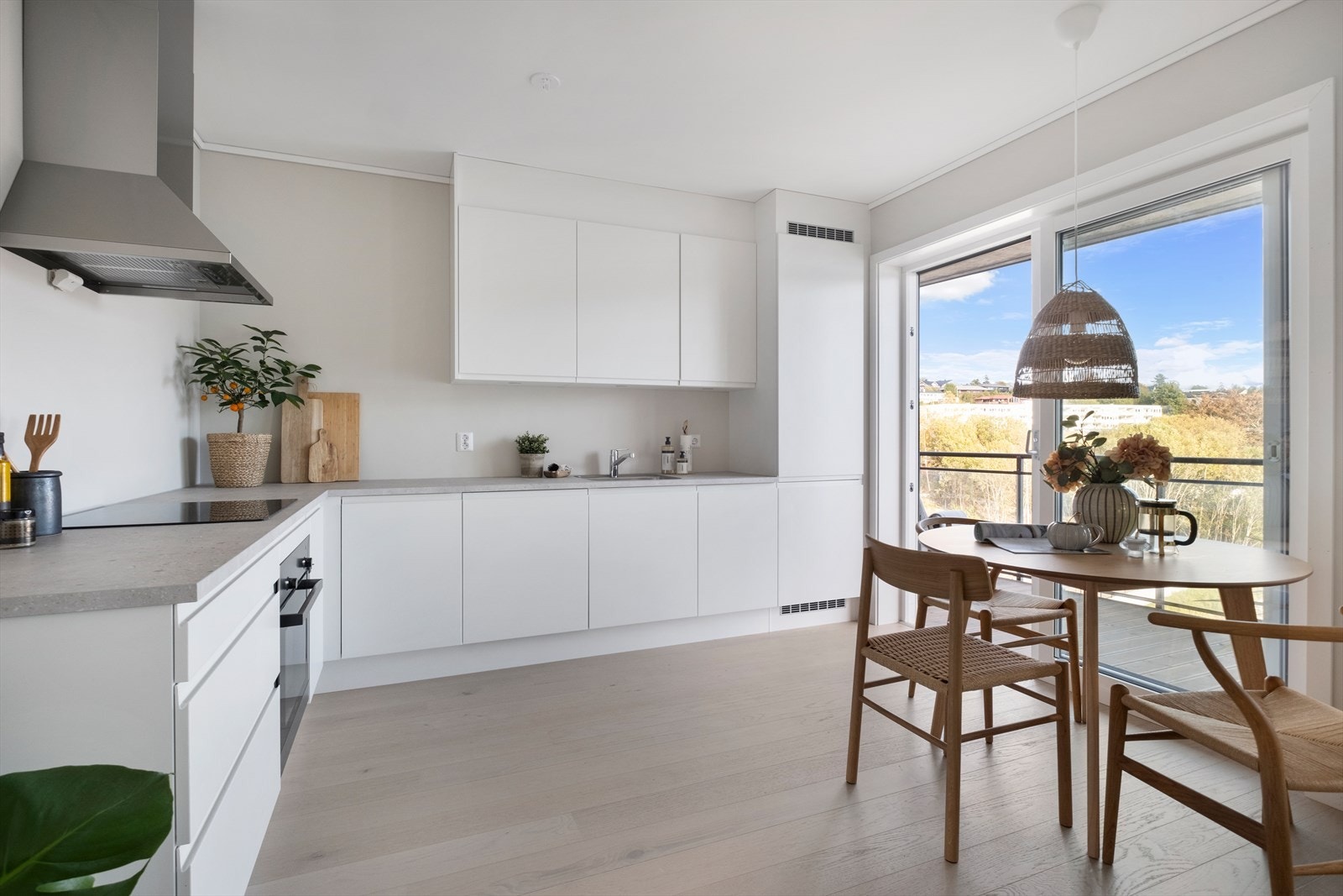 Lyst og tiltalende kjøkken fra HTH, utsikt og utgang til balkong via skyvedør Galleribilde