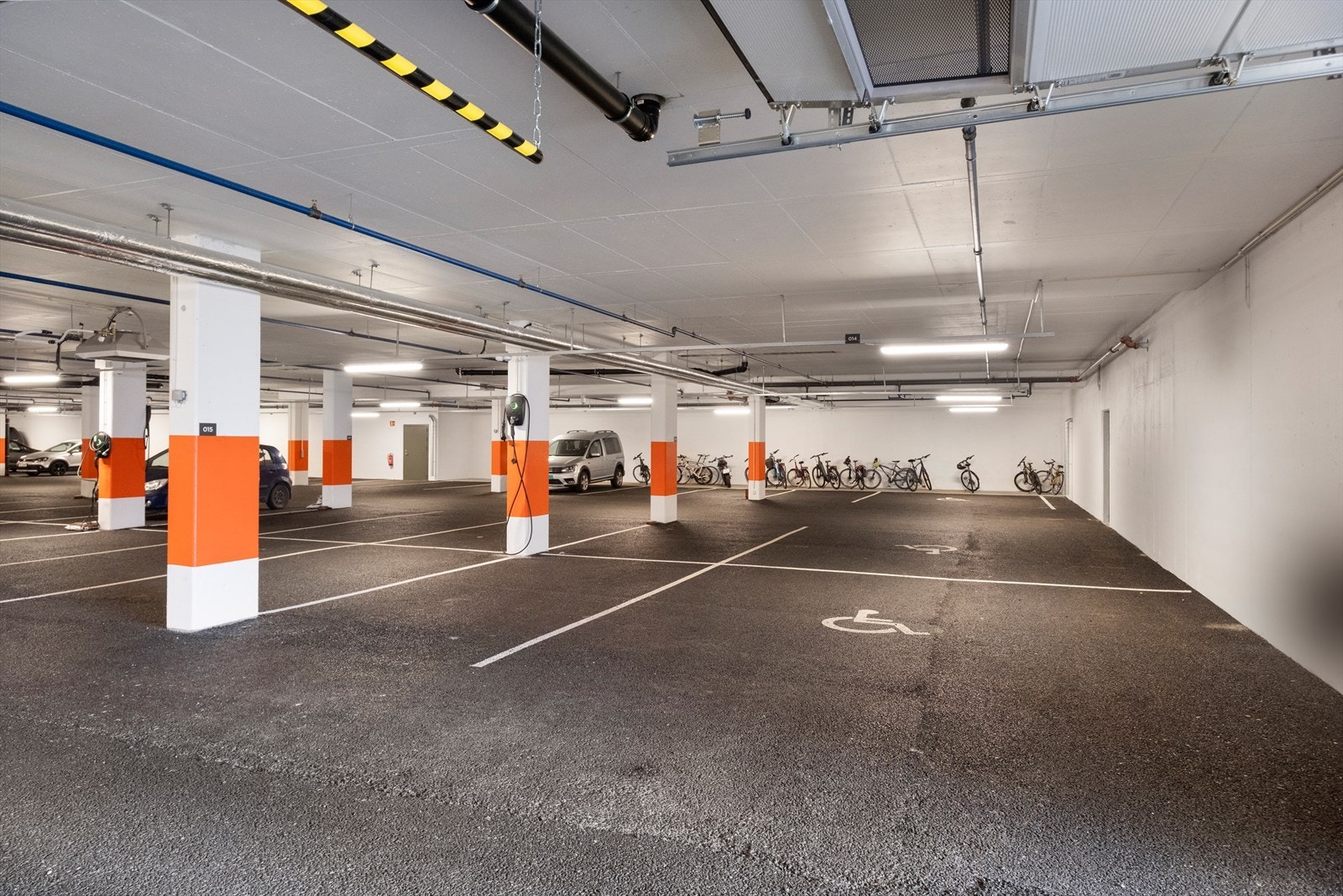 Garasjeplass. Foto: Ingvald Kaldhussæter Galleribilde