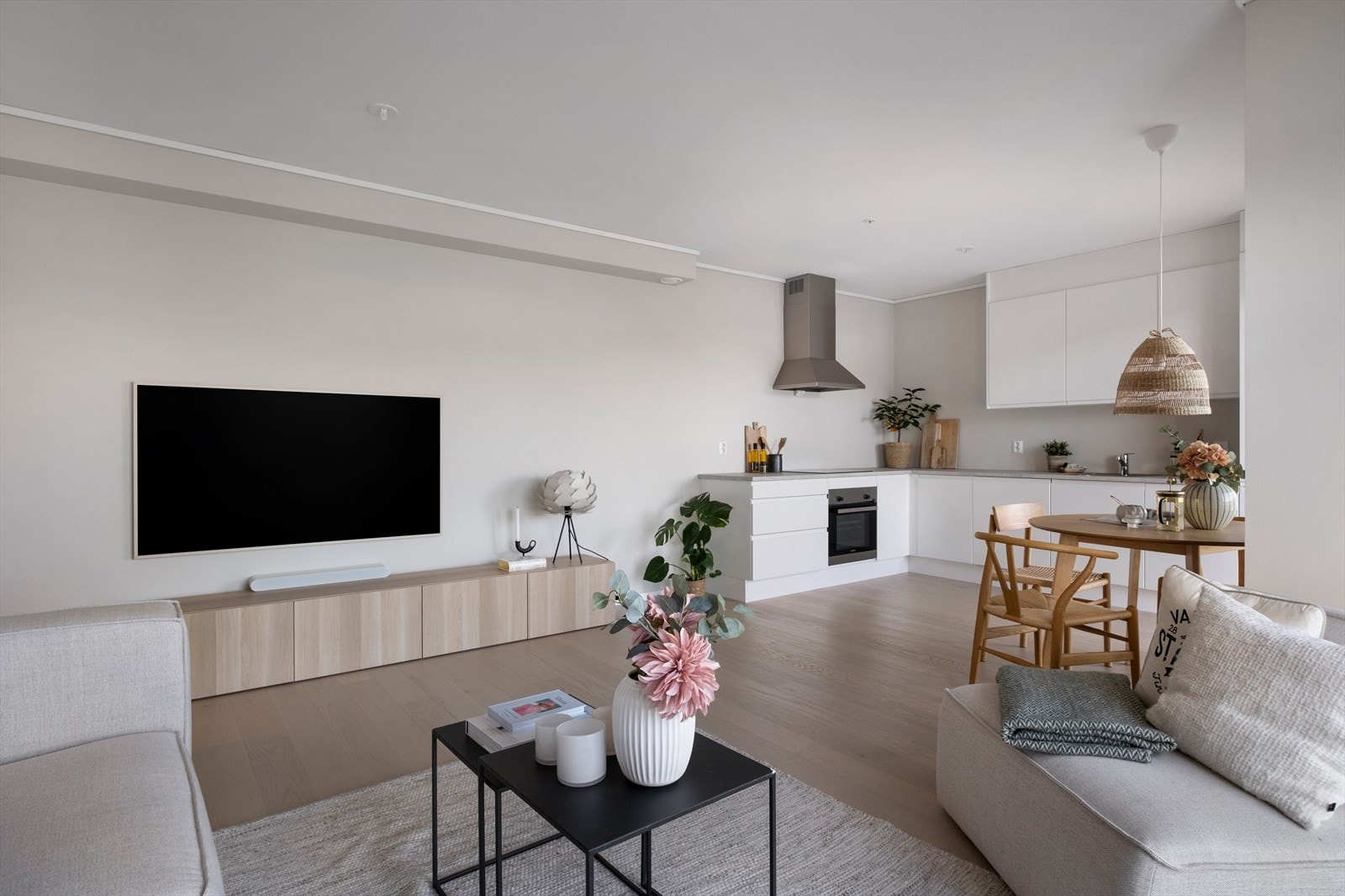 Lys og tiltalende stue med åpen kjøkkenløsning, utsikt og utgang til balkong via skyvedør Galleribilde