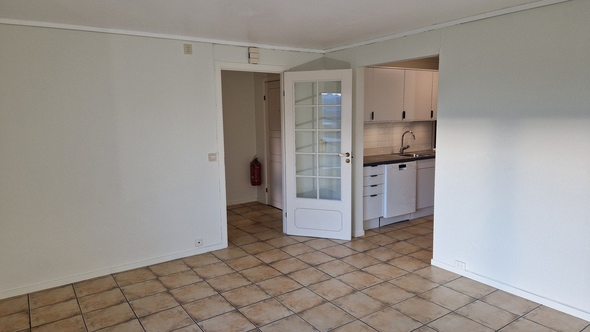 Stue med inngang til kjøkken Galleribilde