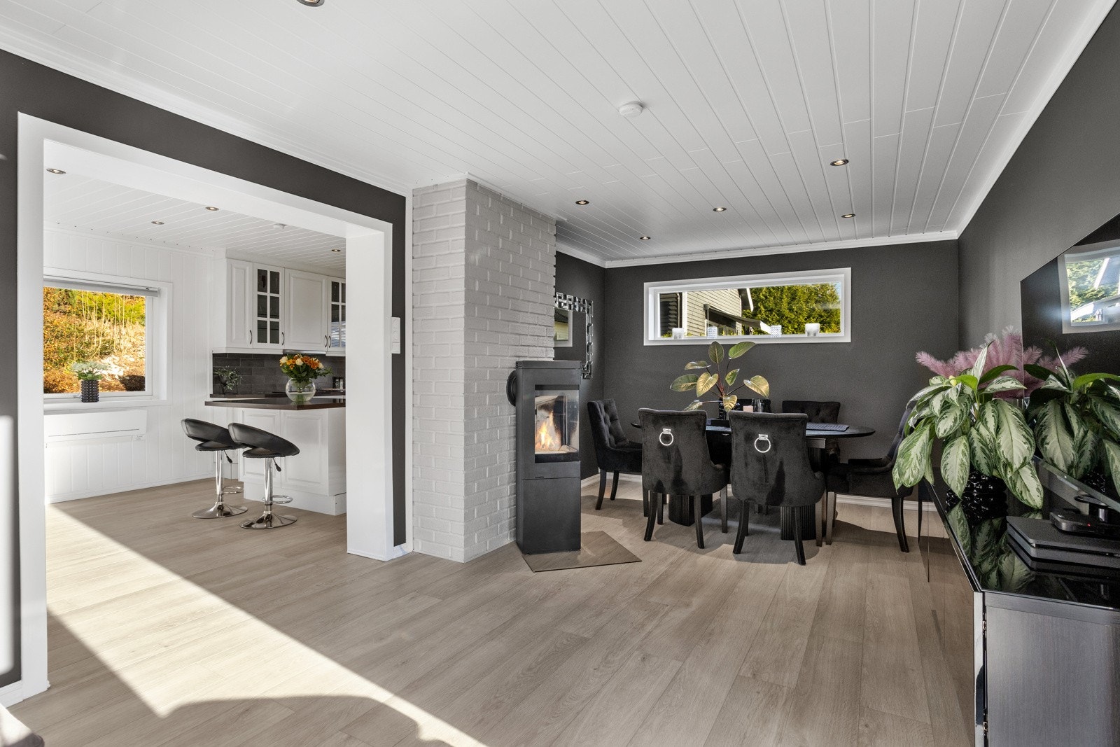 Innenfor kjøkkenet ligger stue og sisestue i åpen løsning. Galleribilde