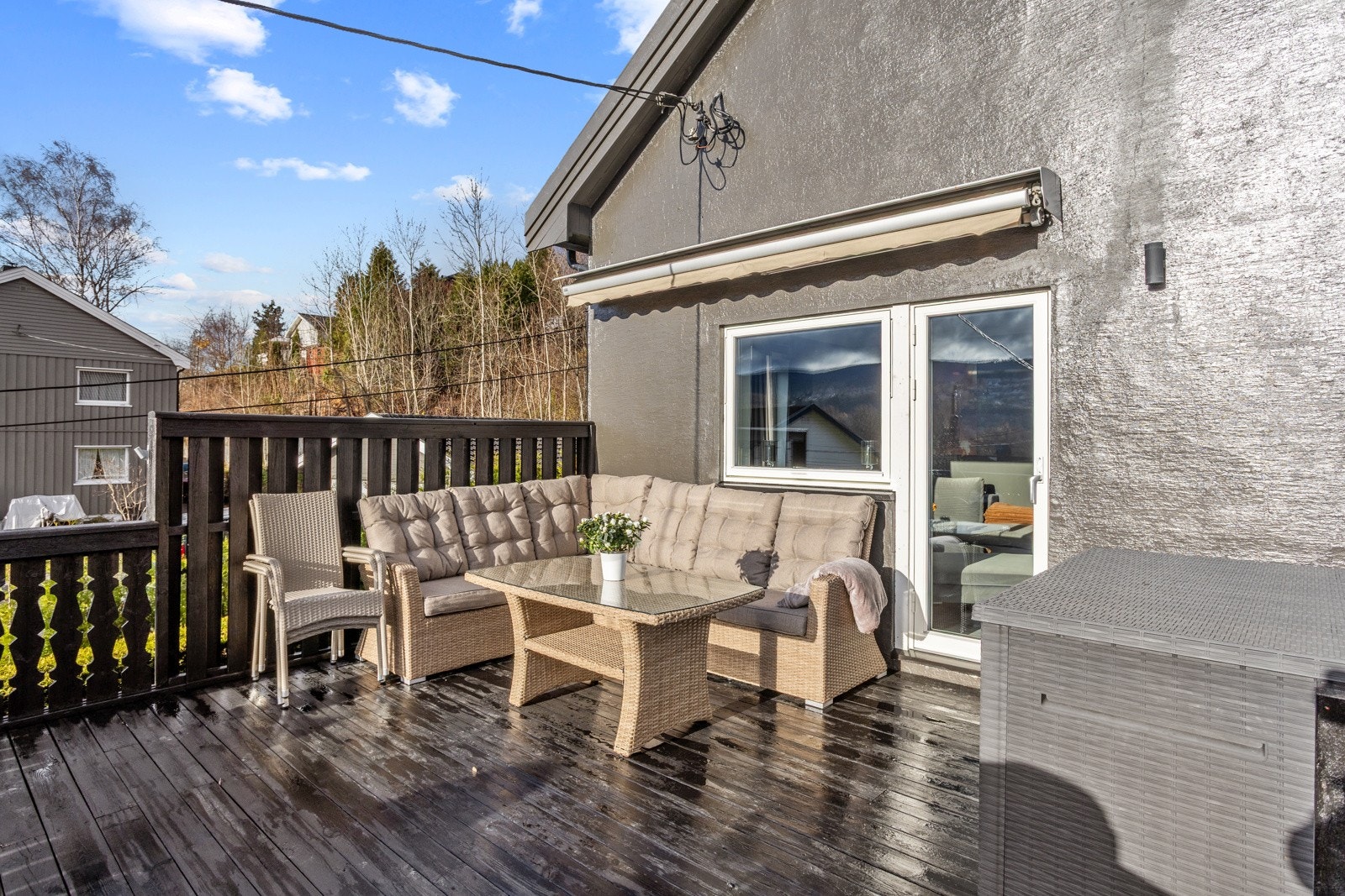 Markise over sittegruppen. Galleribilde