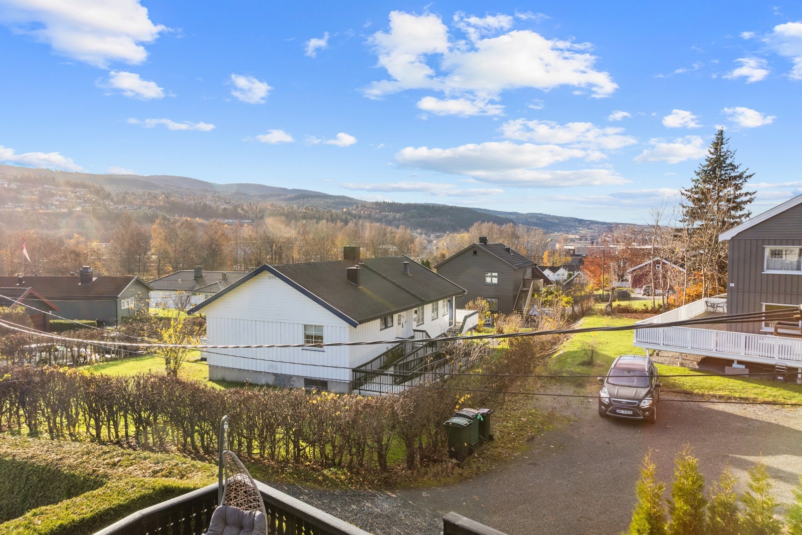 Utsikt fra boligen over hagene i nabolaget Galleribilde