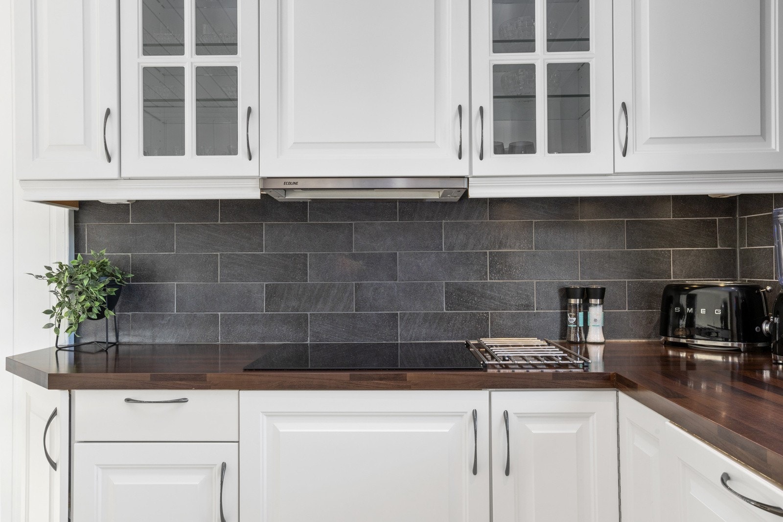 Mørke metrofliser over benk. Galleribilde