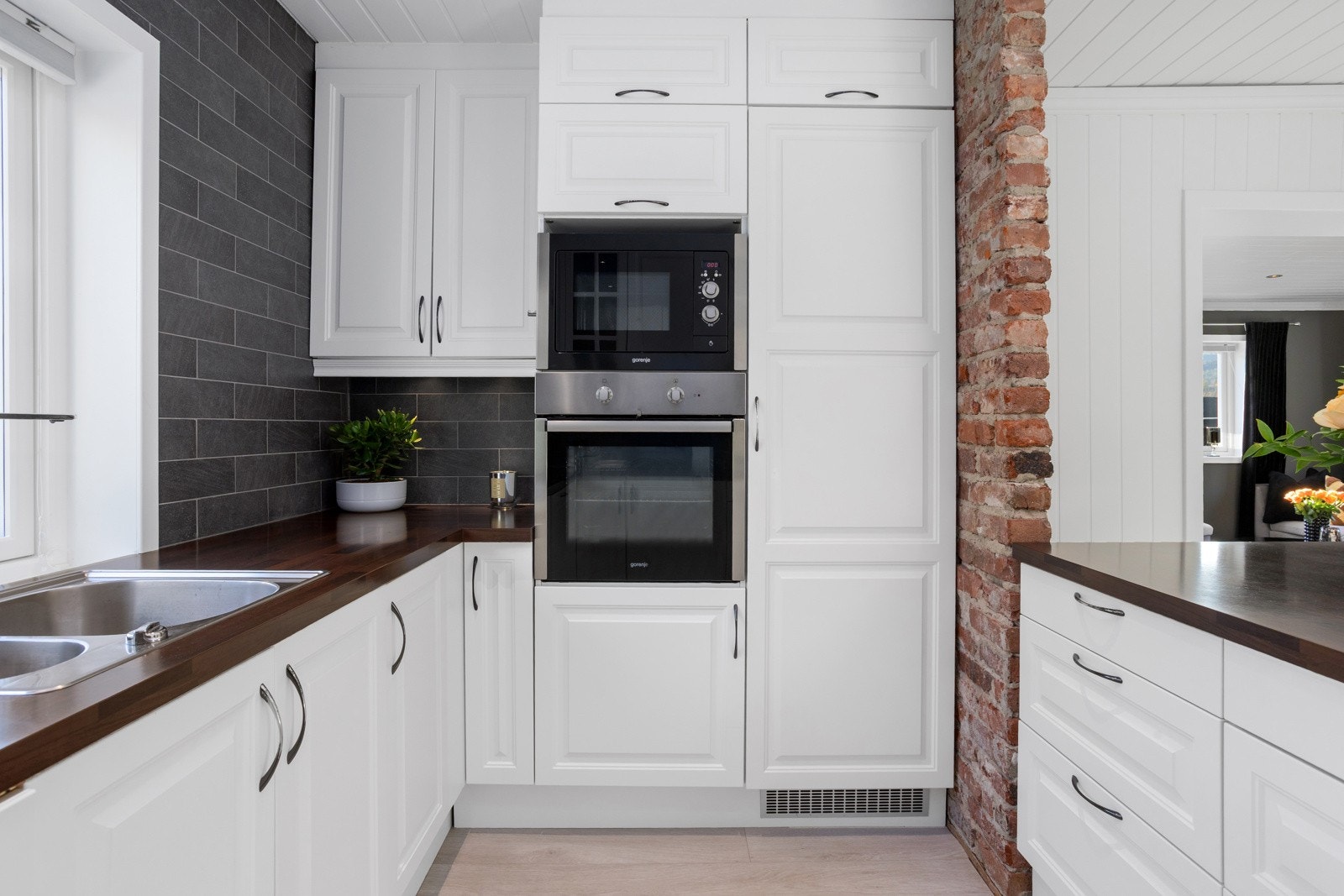 Integrerte hvitevarer med mikro og stekeovn plassert i god arbeidshøyde. Galleribilde