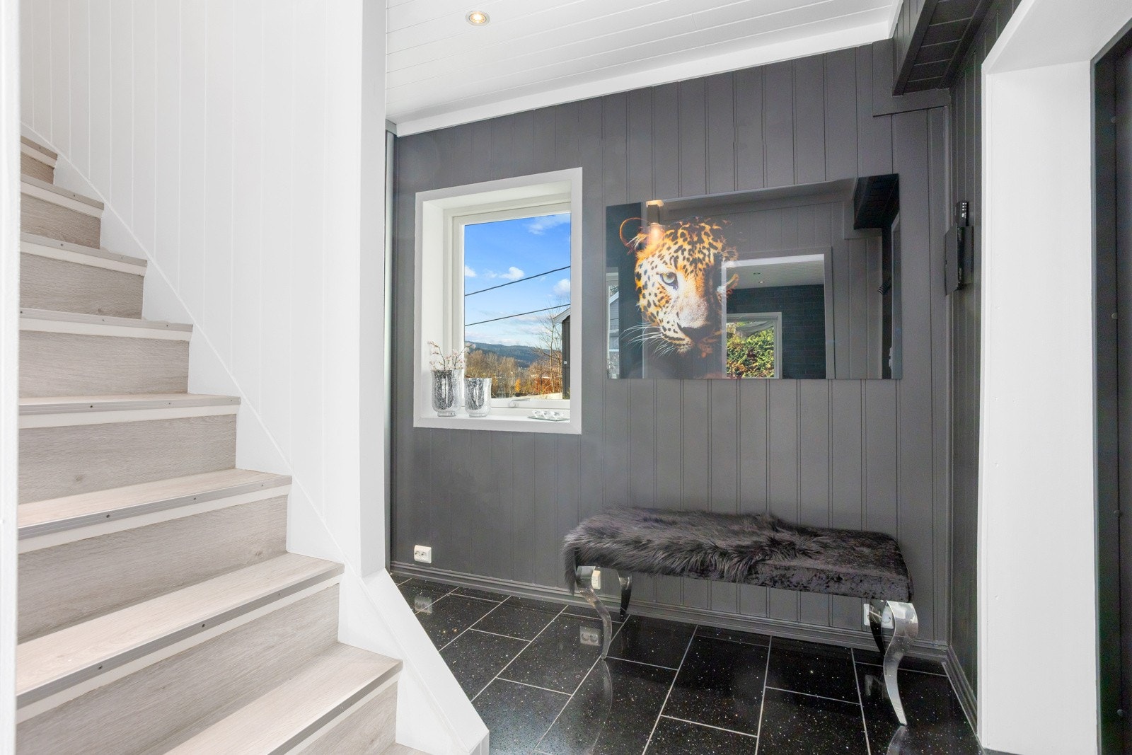 Trappen opp til 2.etasje er hvitmalt. Galleribilde