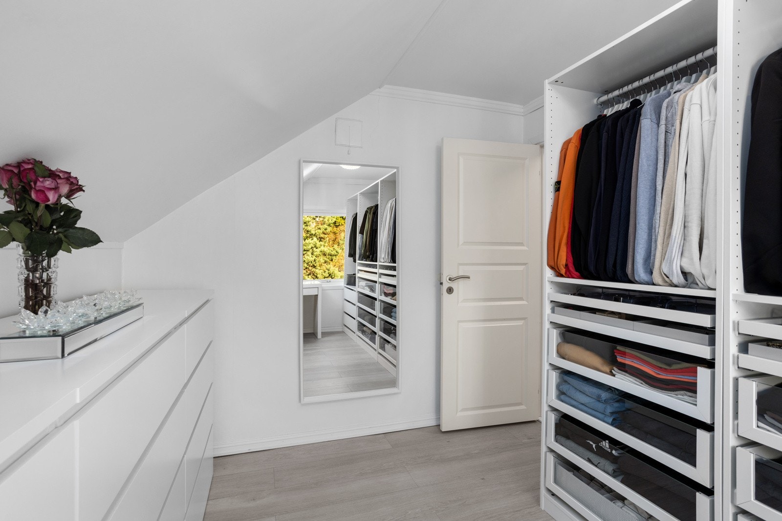 Soverom nummer 2 benyttes i dag som garderobe. Skapene medfølger ikke i salget om ikke annet avtales med selger. Galleribilde