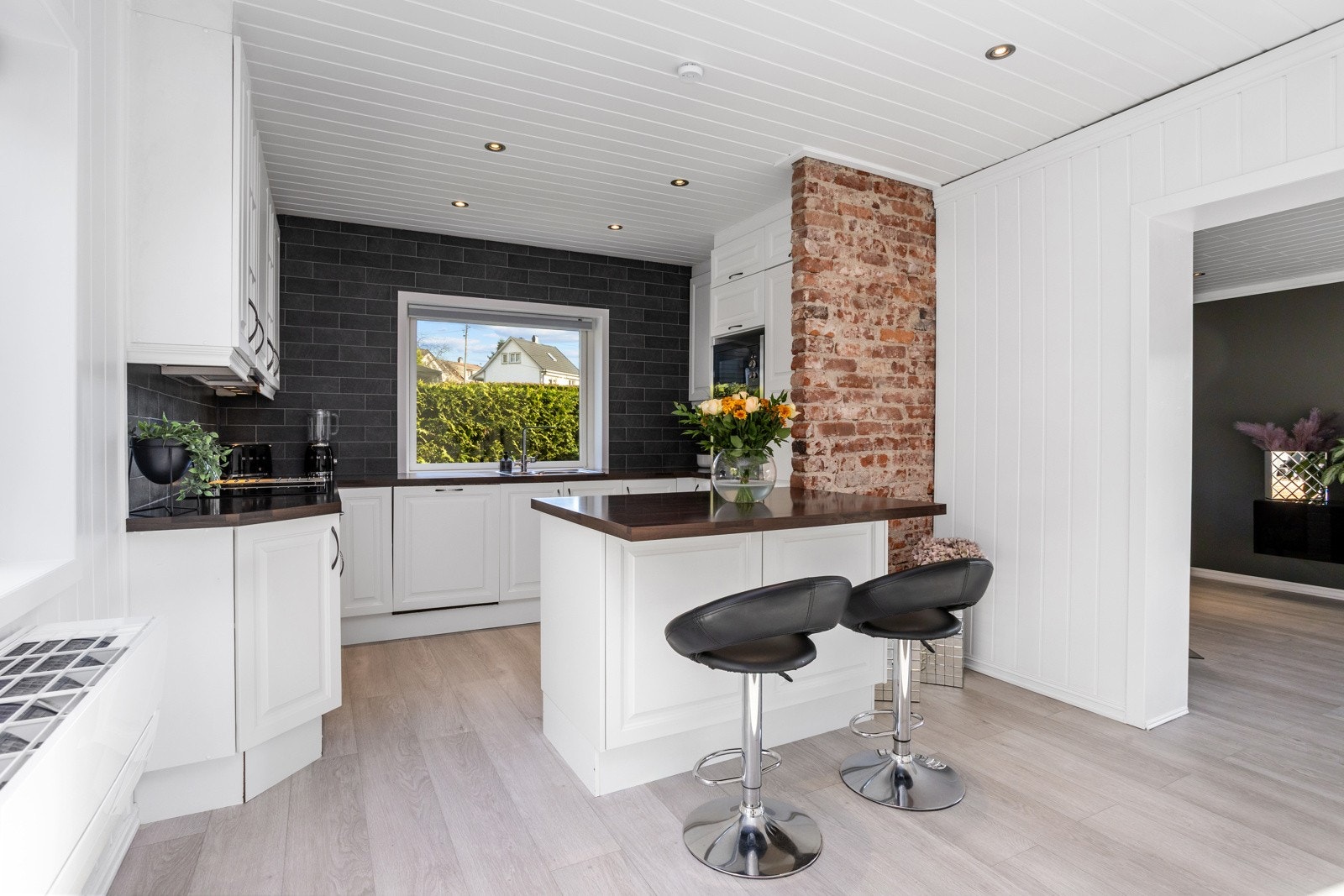 Varmepumpen er plassert under vinduet og gir varme til hele boligen. Galleribilde