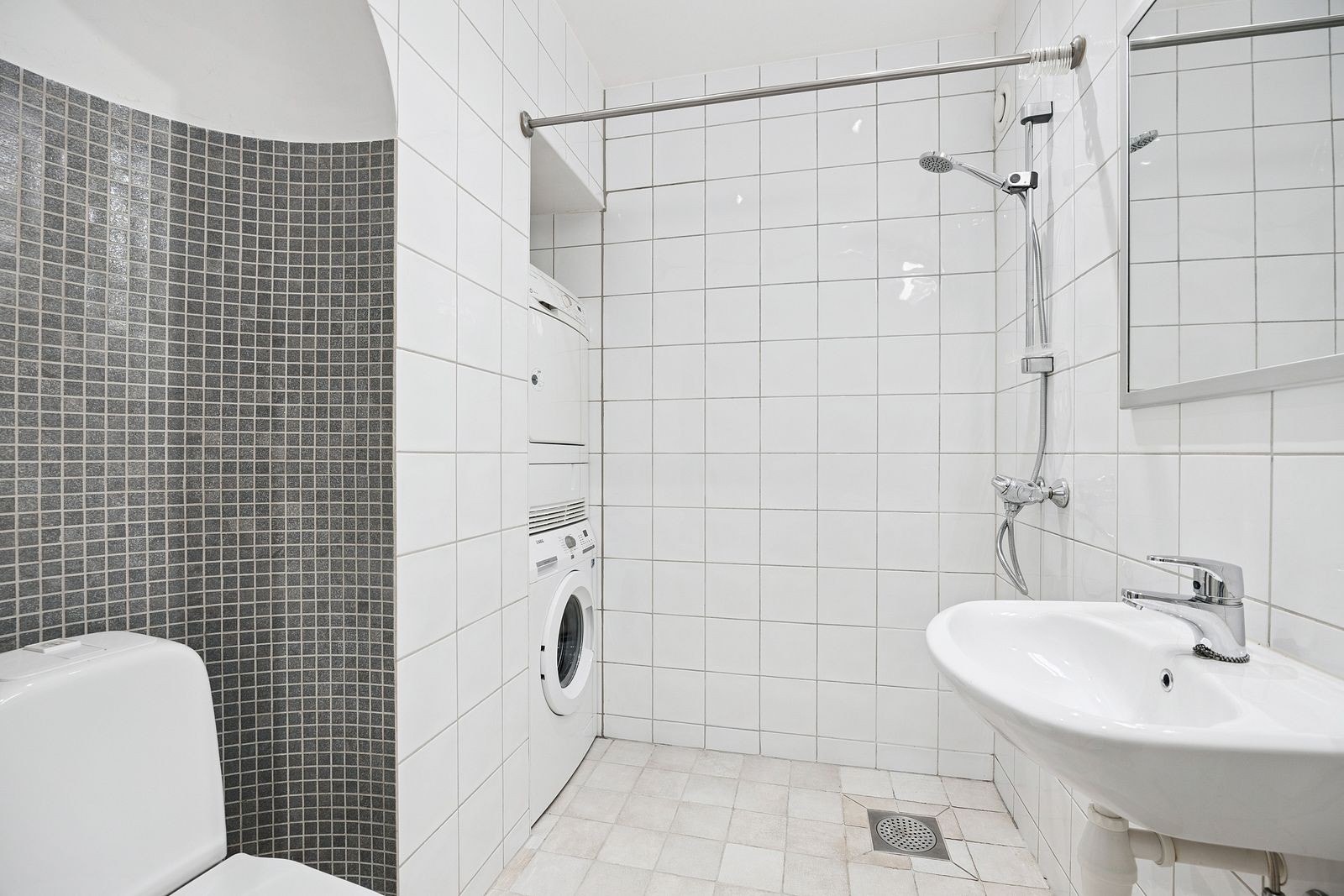 Flislagt baderom med vaskemaskin og tørketrommel Galleribilde