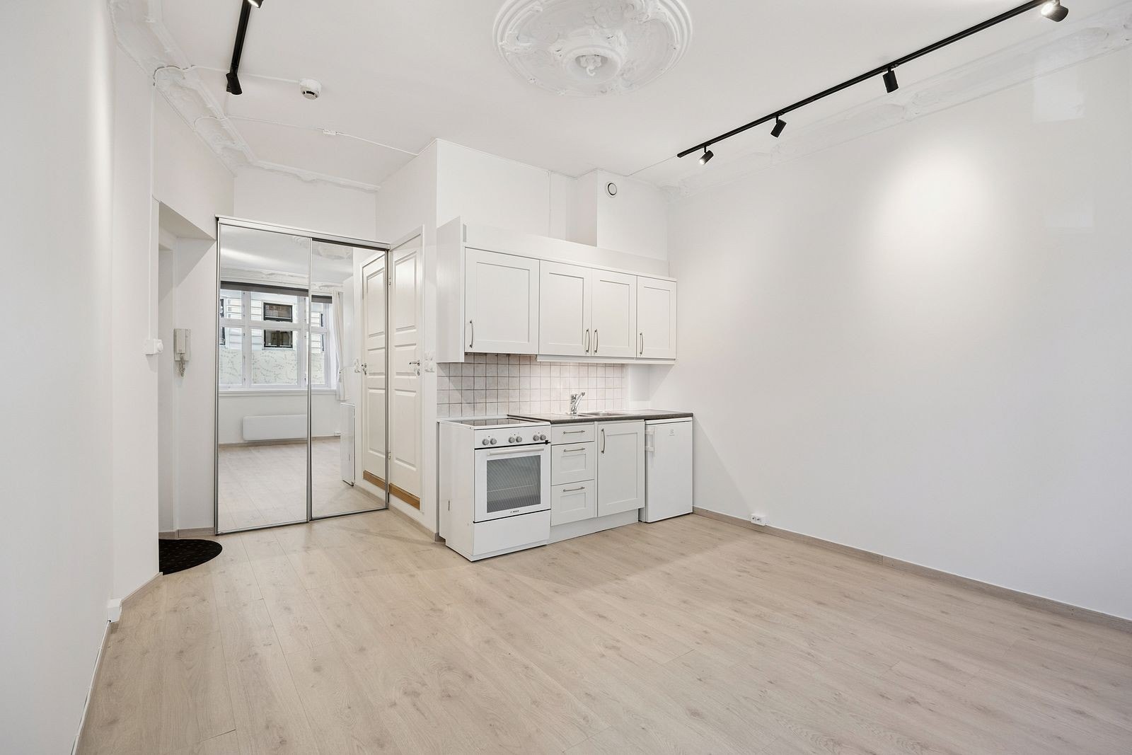 Leiligheten er nyoppusset med nymalte vegger og tak. Nye gulv og lister. Galleribilde