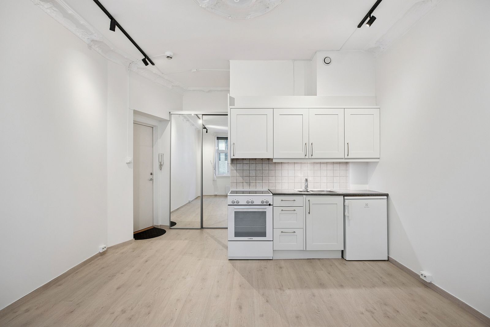 I bakgrunnen; Entré med garderobe med speildører Galleribilde