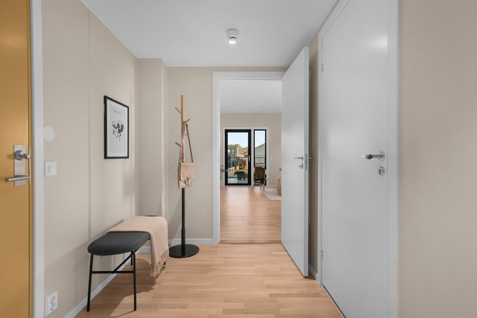 Velkommen inn! Lys og romslig entré med god plass til å henge fra seg yttertøyet Galleribilde