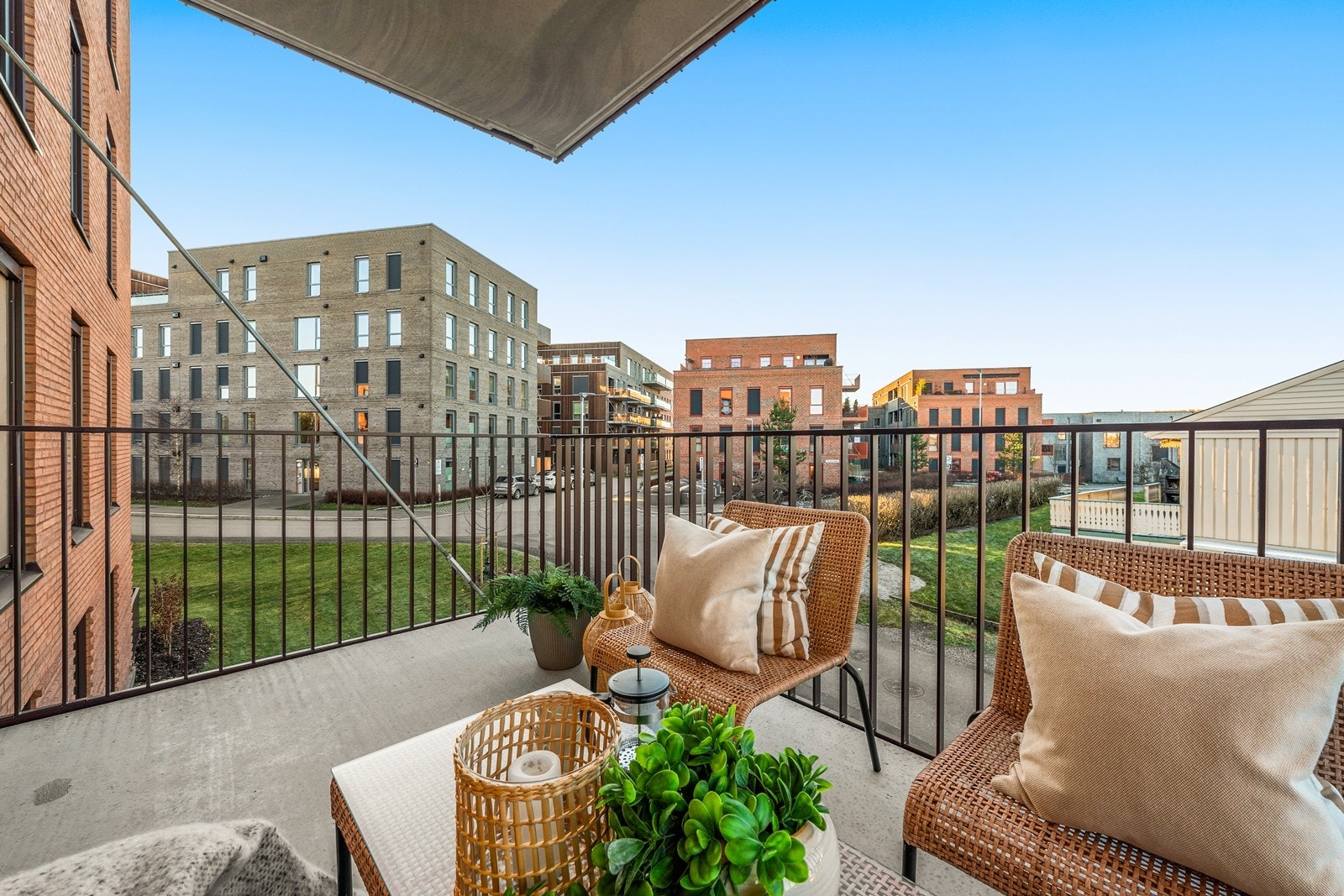 Vestvendt terrasse med gode solforhold Galleribilde