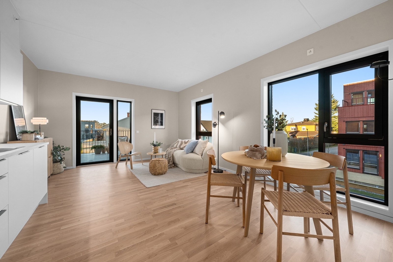 Stor og åpen stue med åpen kjøkkenløsning. Gode vindusflater fra to yttervegger Galleribilde