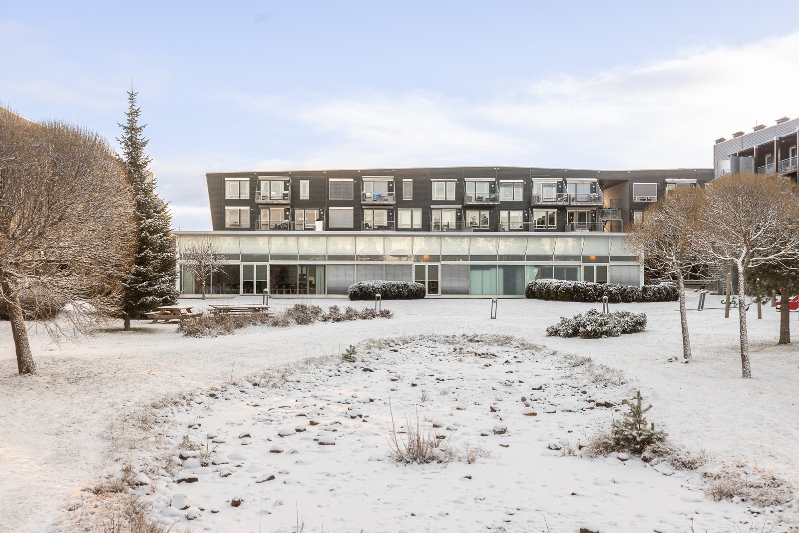 På borettslagets tomt mellom byggene ligger felleshuset. Galleribilde