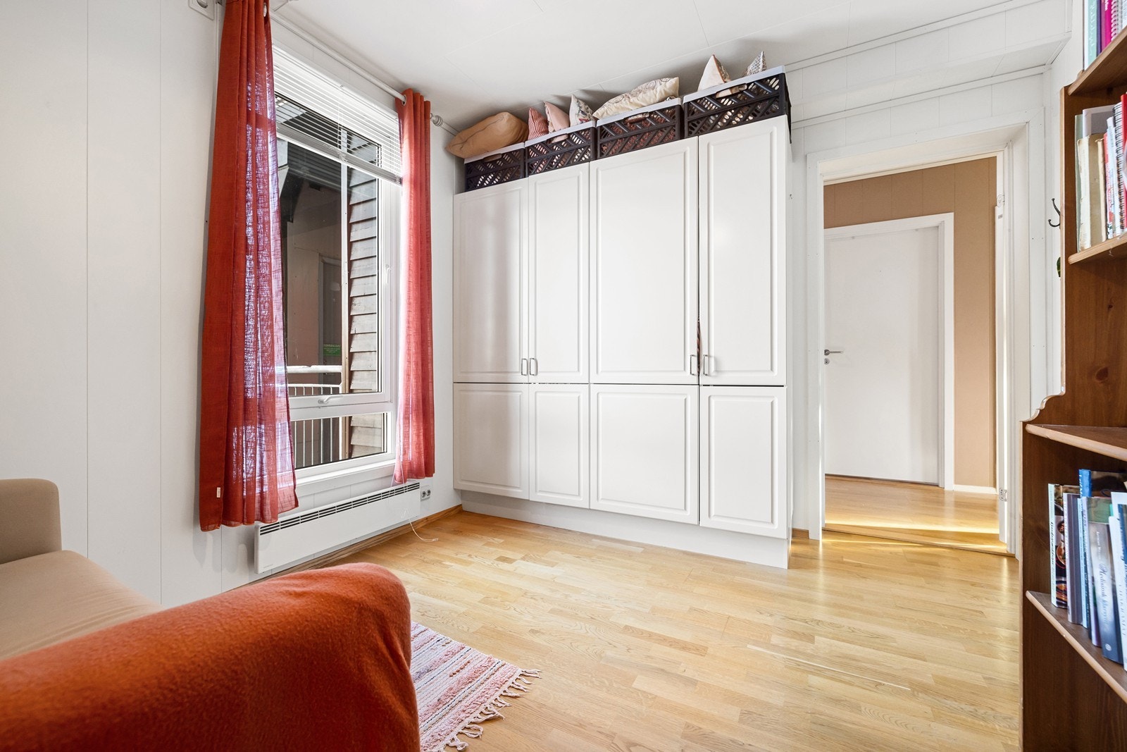 I hovedsoverommet er det godt med garderobeskap. Galleribilde