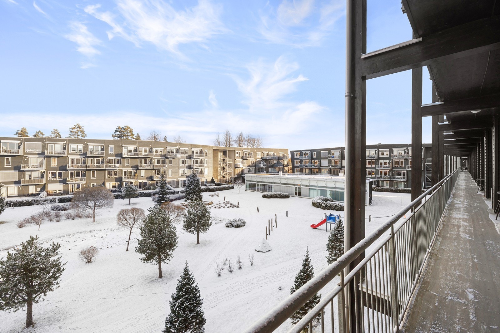 Utsyn fra svalgangen mot fellesområde. Galleribilde