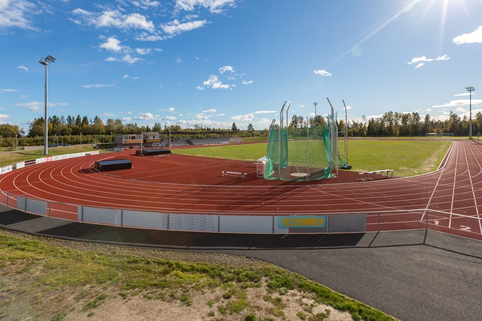 Idrettspark med friidrettsstadion, UKI arena, hall og Jessheimbadet ligger like ved. Galleribilde