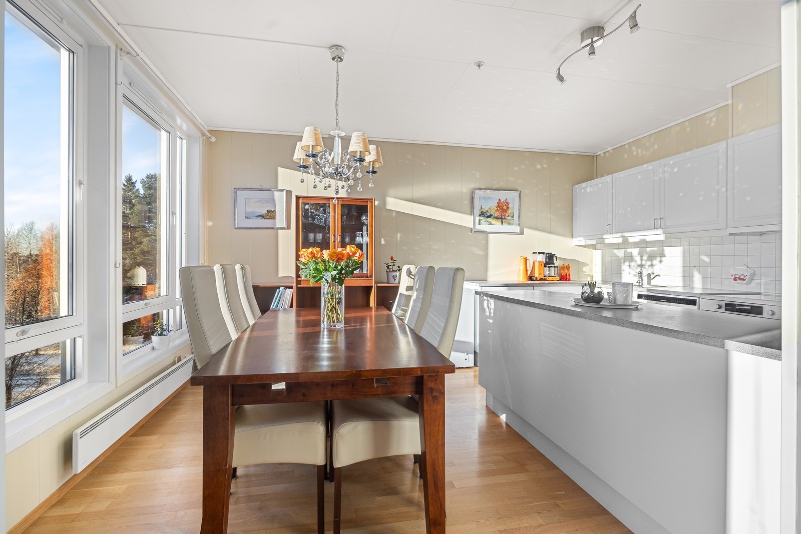 Spisestue utenfor kjøkkenet. Galleribilde