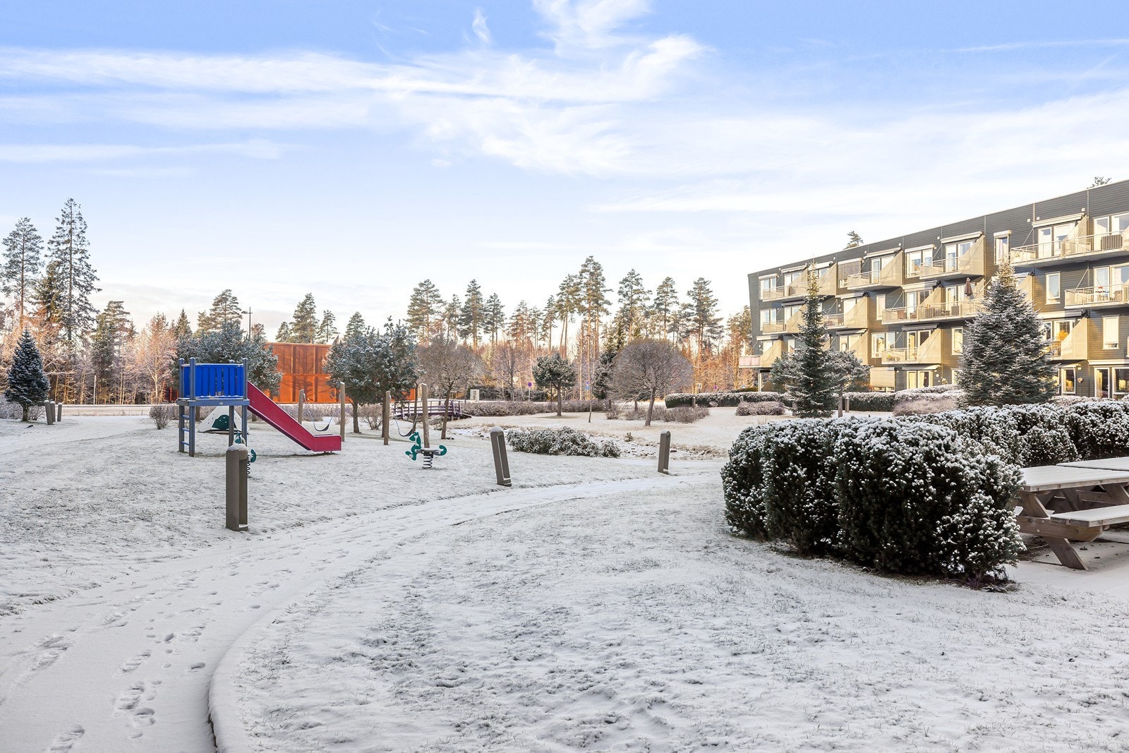 Borettslaget har et fint fellesareal mellom byggene med hage med plen og beplantning, internveier, sittegrupper og lekeplass. Galleribilde