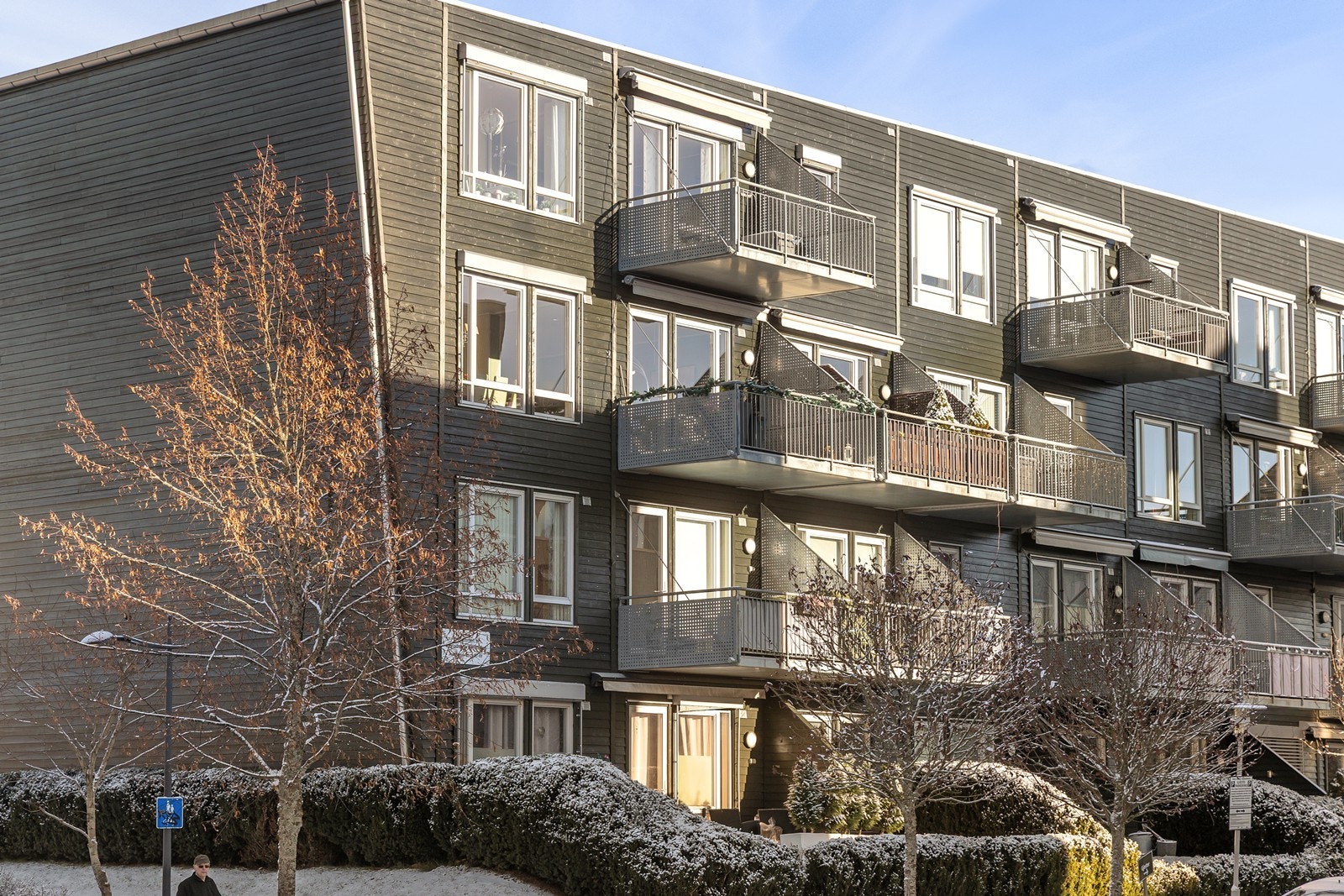 Fasade. Leiligheten har en fin beliggenhet på enden i 3. etasje. Galleribilde