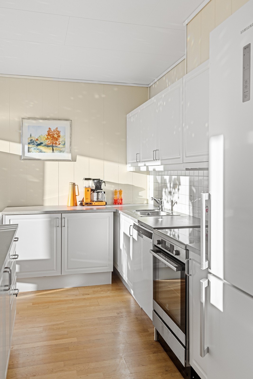 I kjøkkenet er det tilhørende hvitevarer, herunder komfyr, oppvaskmaskin og kjøl- og fryseskap. Galleribilde