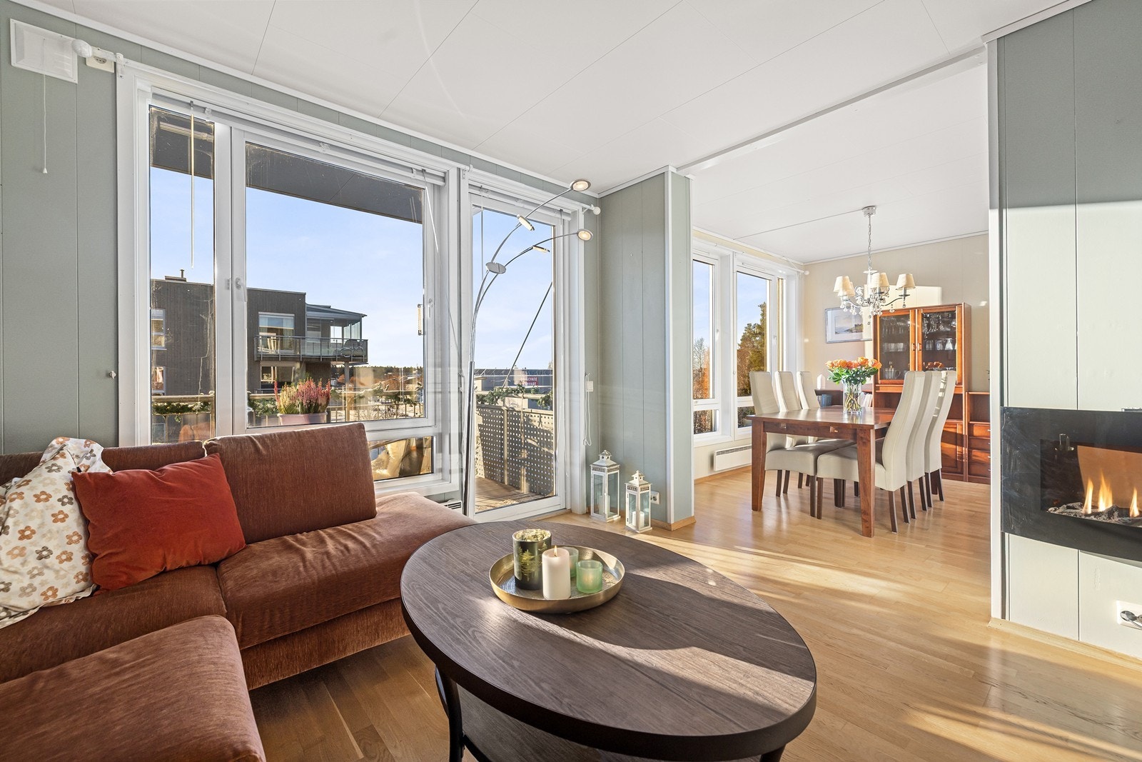 Godt med lysinnslipp i stuen fra store vindusflater. Utgang til balkongen via terrassedør. Galleribilde