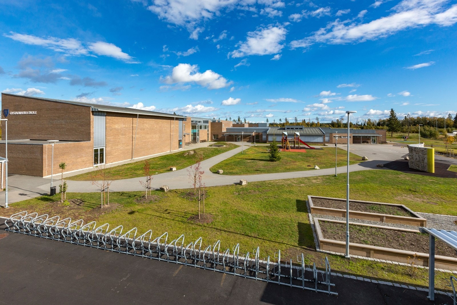 Gystadmarka skole ligger innen kort gangavstand fra leiligheten. Galleribilde