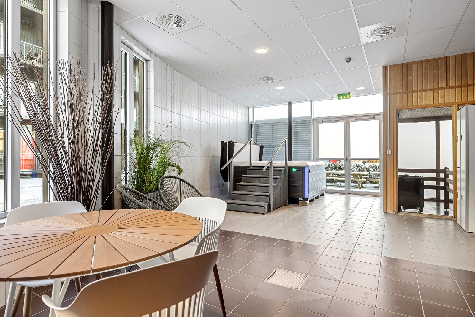 I felleshuset er det spa-avdeling, treningsrom, garderober, samt lokale med kjøkken og storstue som kan leies. Galleribilde