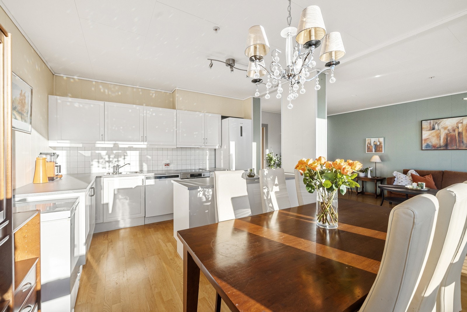 Spisestue og kjøkken. Galleribilde