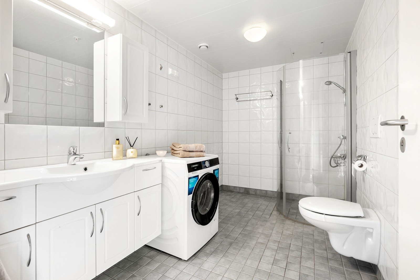 Fint flislagt bad med gulvvarme. Galleribilde