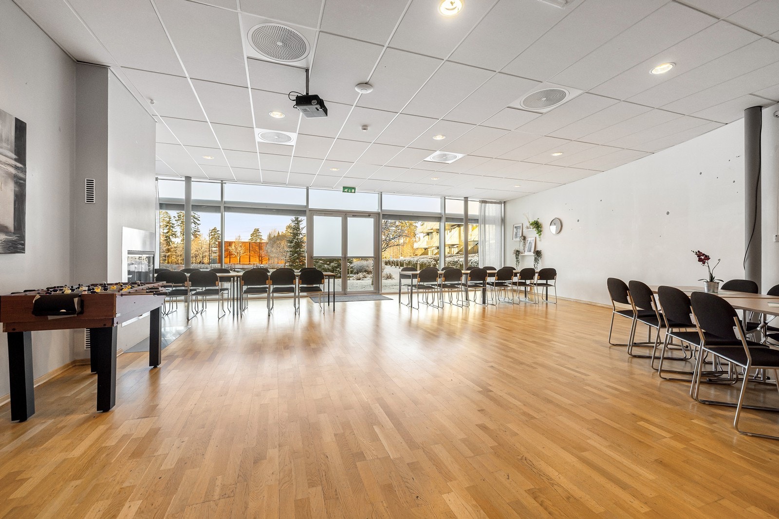 Flott felleslokale med peis som kan leies gratis til private arrangement av beboere i borettslaget. Galleribilde