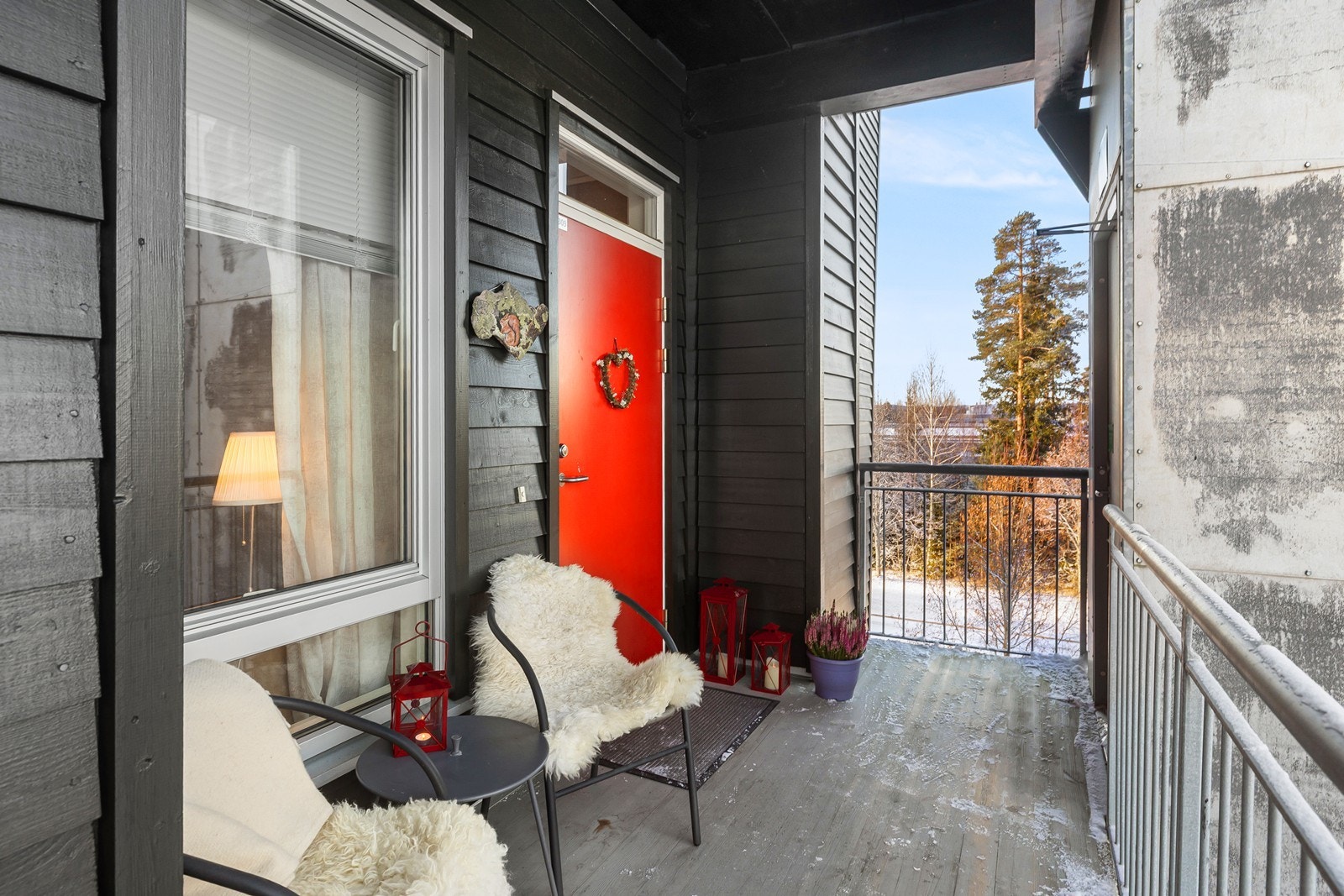 Leiligheten har en fin hjørnebeliggenhet med koselig uteplass ved inngangsparti. Galleribilde