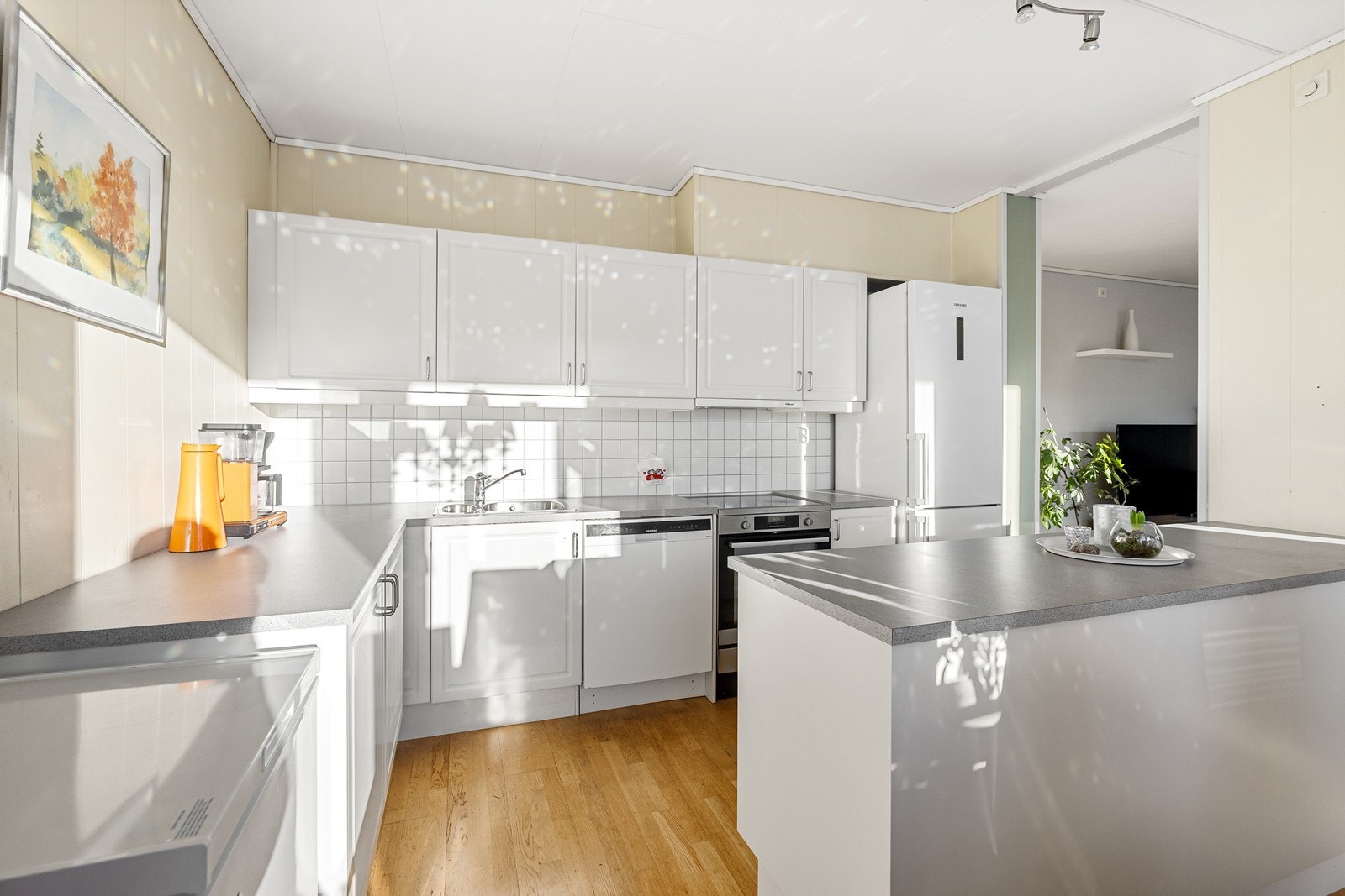 Fint kjøkken med mye skap- og benkeplass, samt ekstra plass med kjøkkenøy. Galleribilde