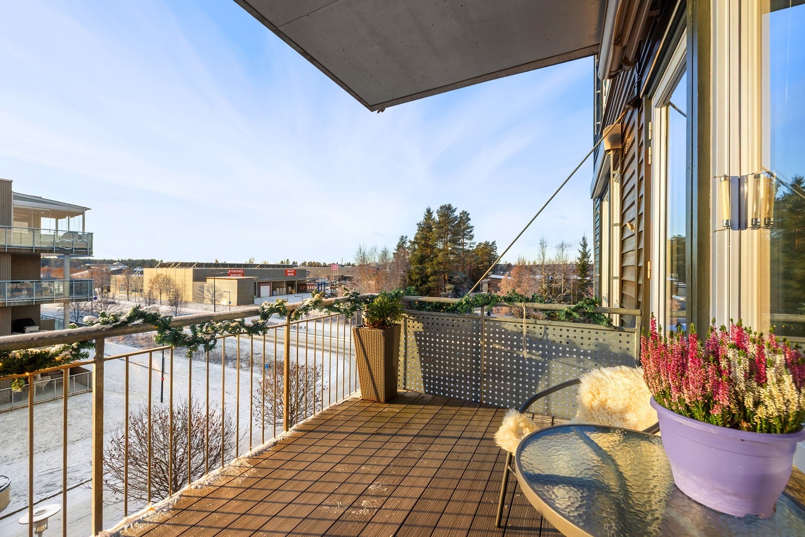 Leiligheten ligger i 3. etasje, og har utgang fra stuen til en trivelig overbygget balkong. Galleribilde