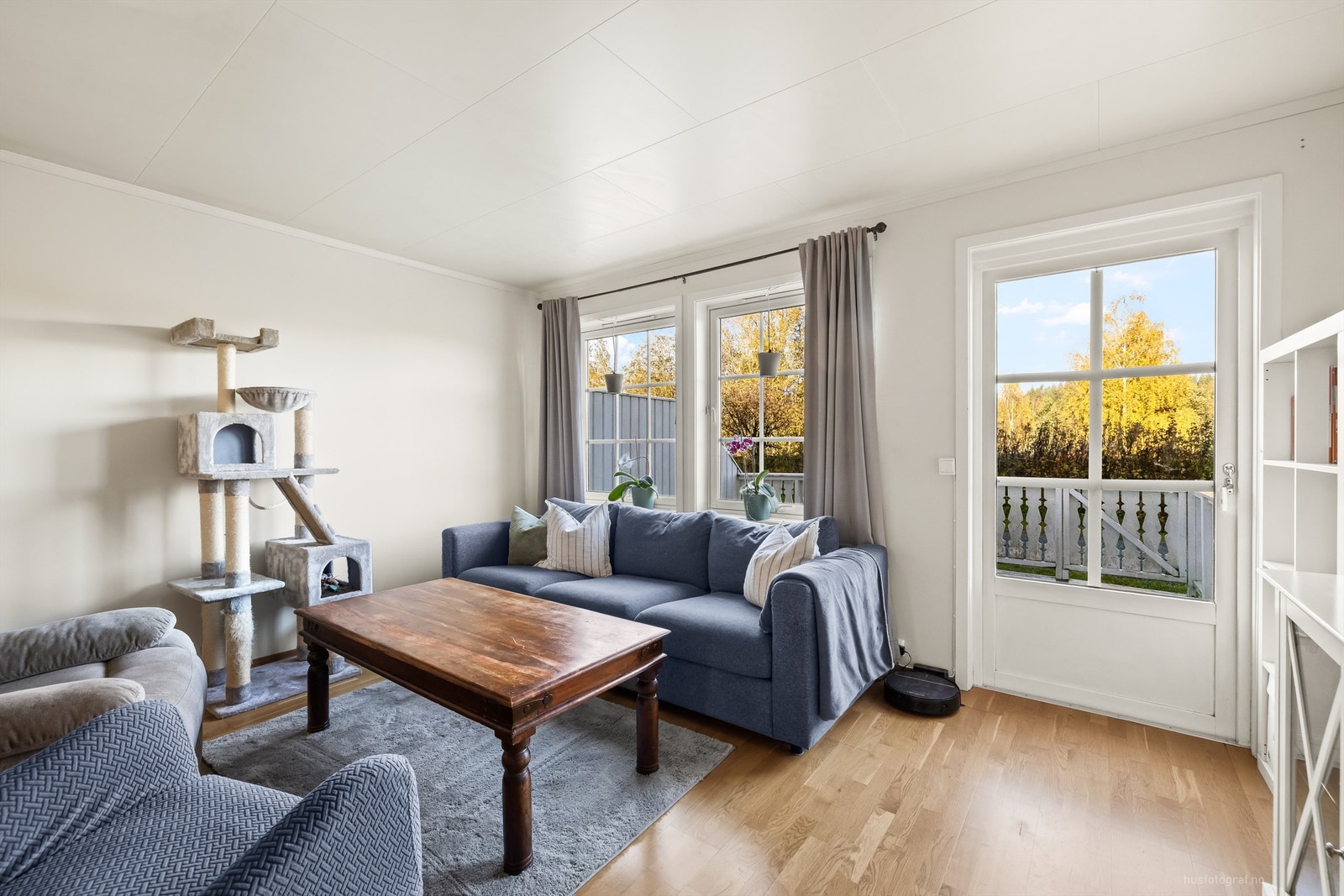 Stuen har store vinduer og direkte utgang til terrassen Galleribilde