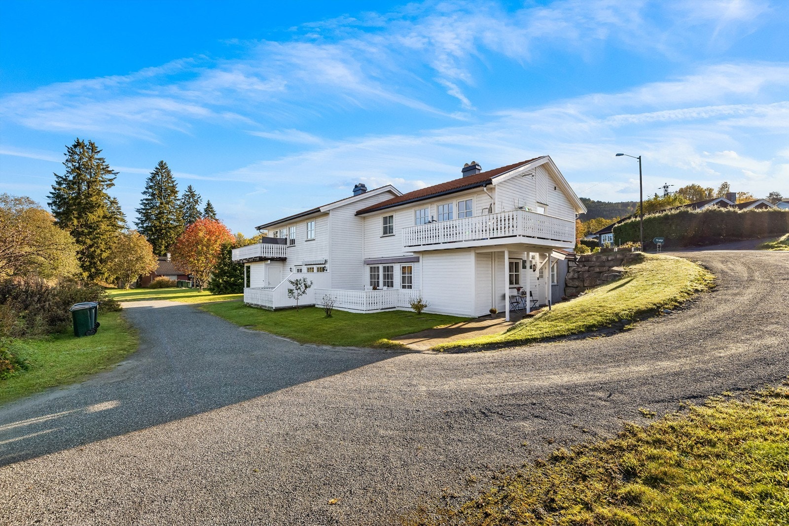 Rolig bomiljø med god avstand mellom byggene og lite trafikk Galleribilde
