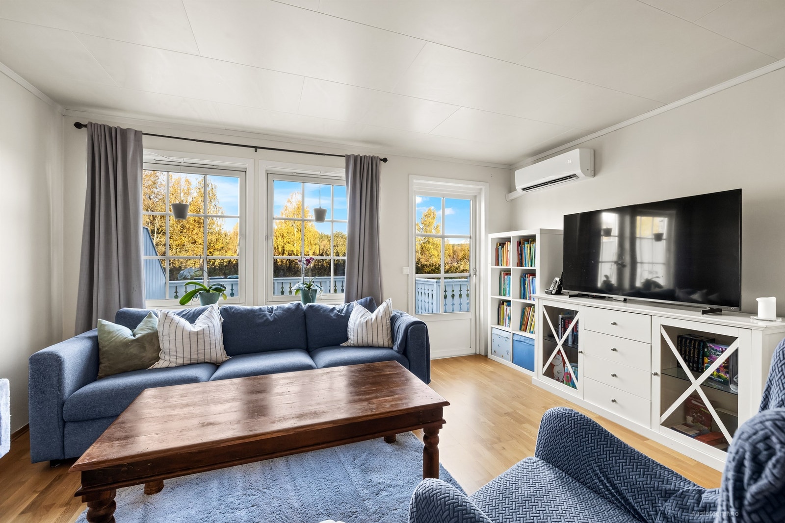 Lys stuedel med utsikt mot hagen og gode møbleringsmuligheter Galleribilde