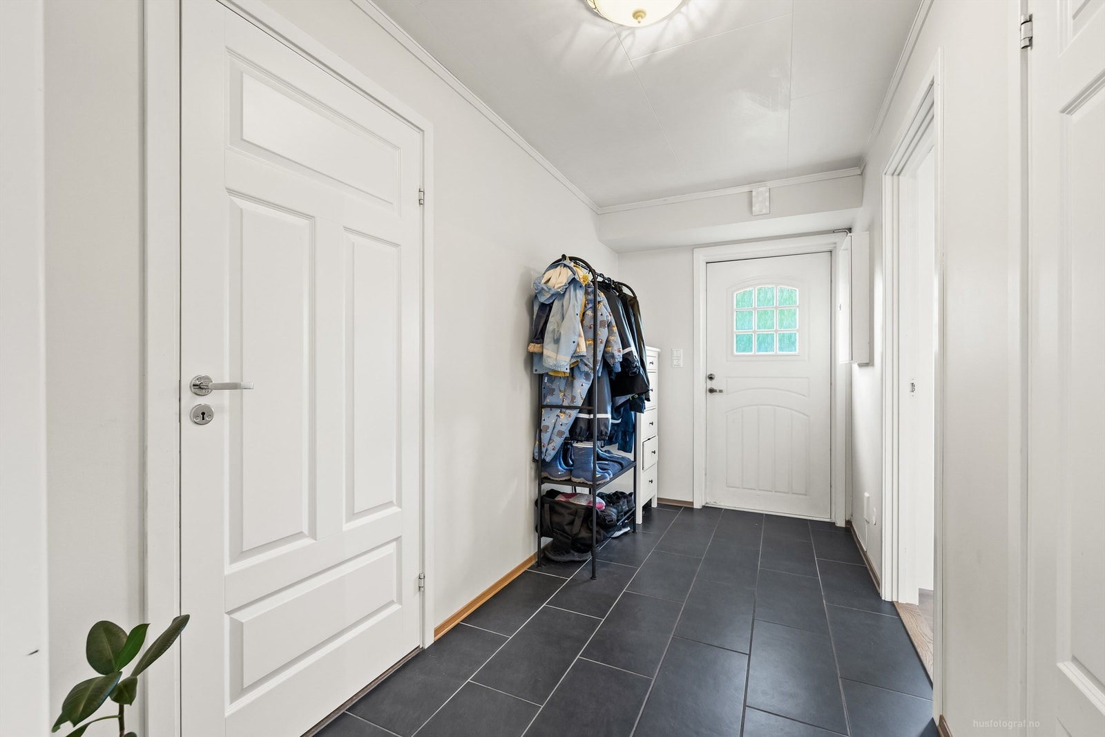 Entré med plass til yttertøy og sko Galleribilde