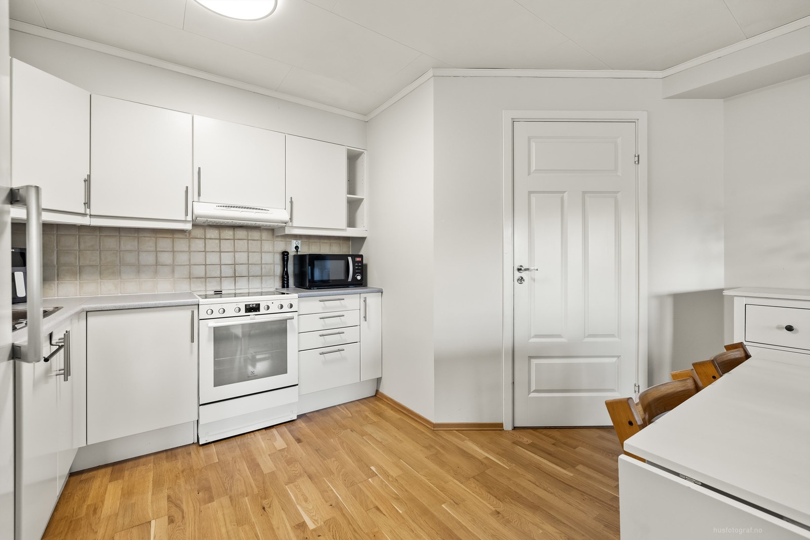 Kjøkken med god skapplass og enkel arbeidsflate Galleribilde