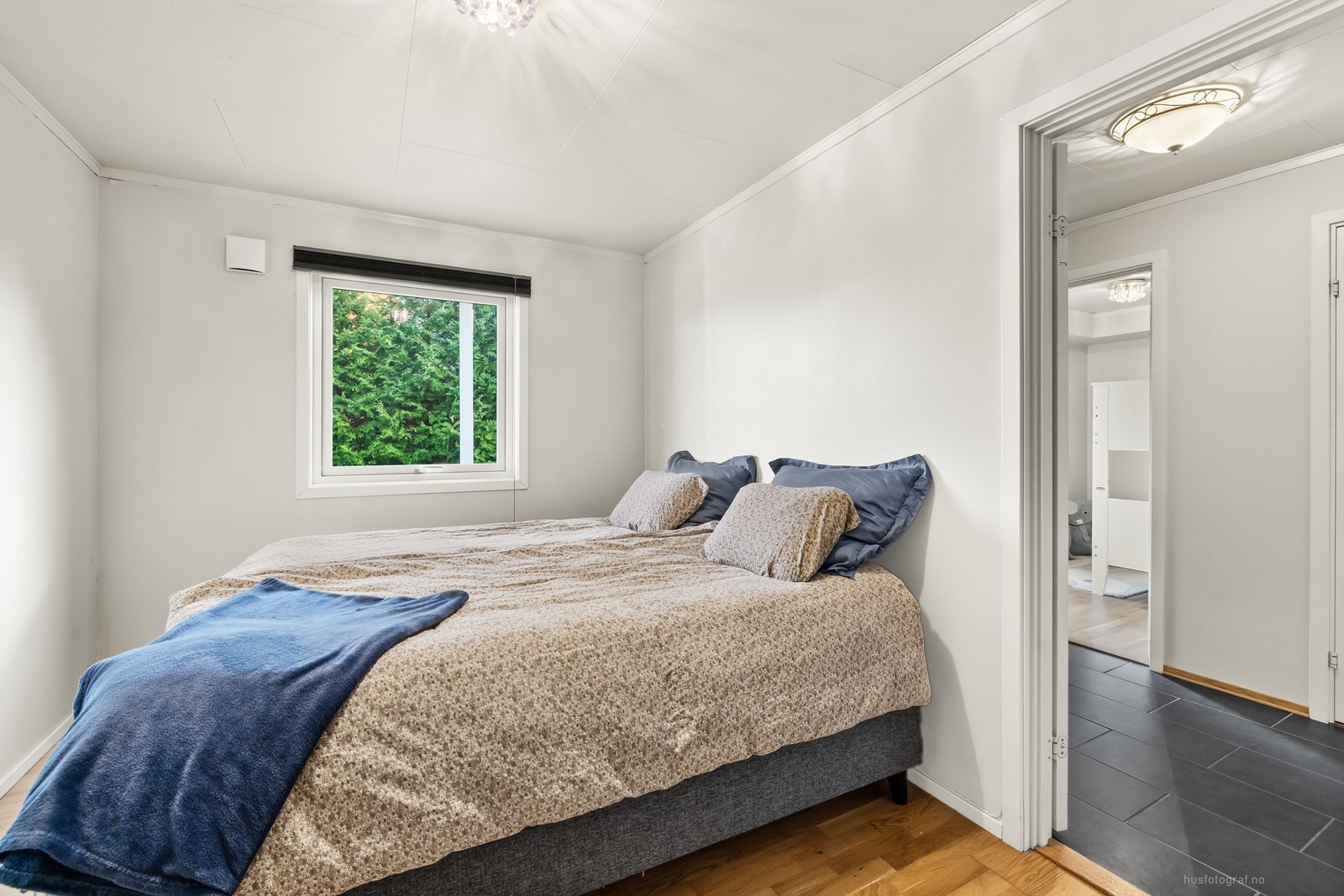 Soverom 1 - Stort soverom med plass til dobbeltseng. Foto: Haiman Askari/Knipzet AS Galleribilde