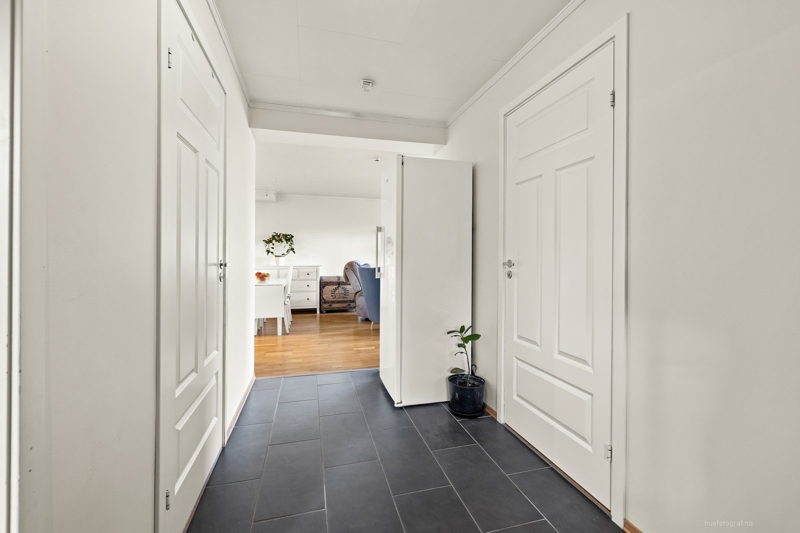 Gang med flislagt gulv og adkomst til stue og soverom Galleribilde