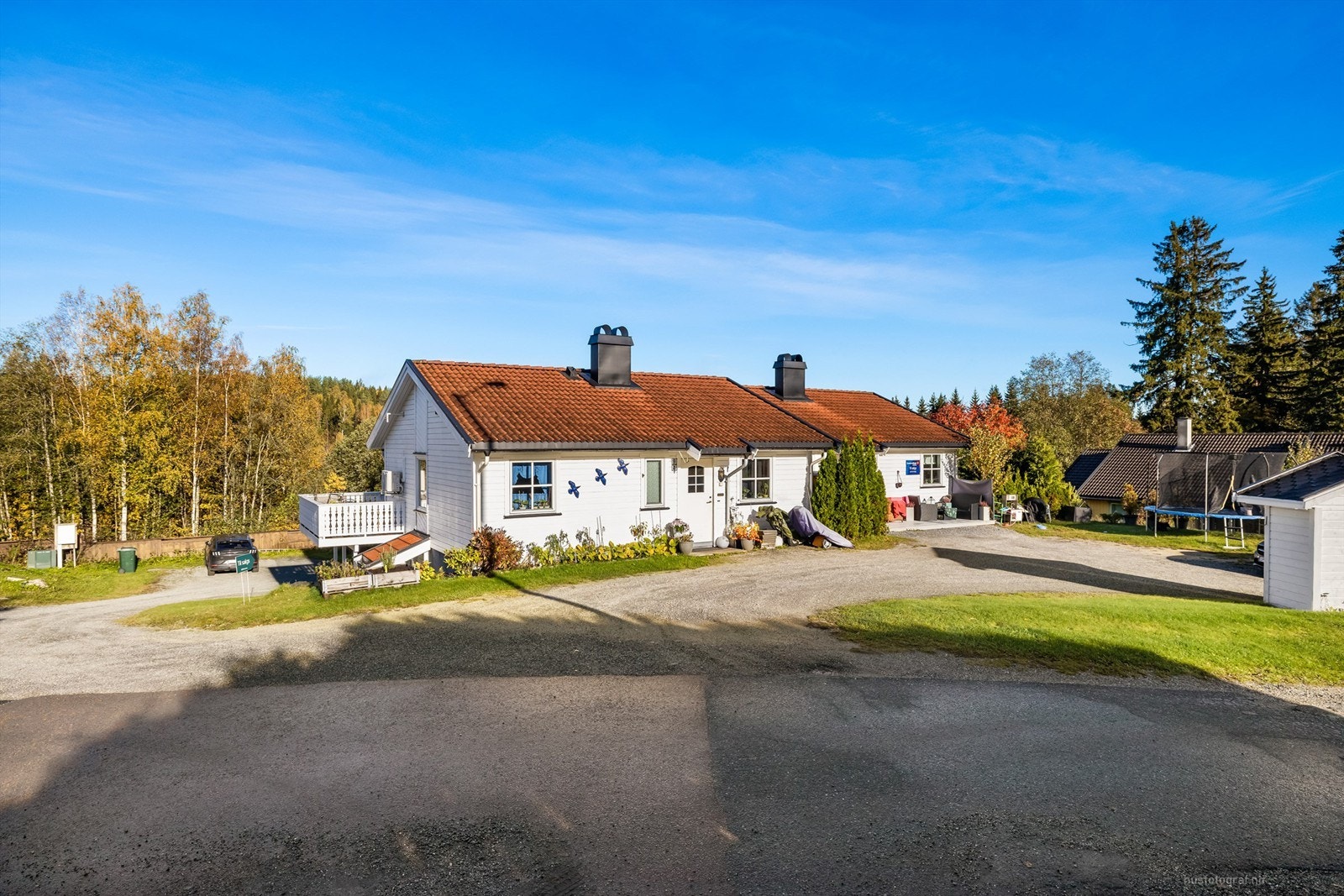 Velholdt tun med felles gårdsplass og fine grøntarealer rundt Galleribilde