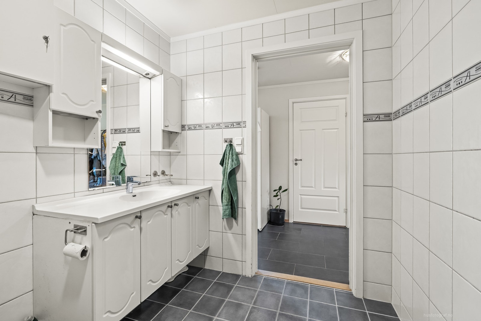 Stor servantbenk, gode oppbevaringsmuligheter og flislagt gulv Galleribilde