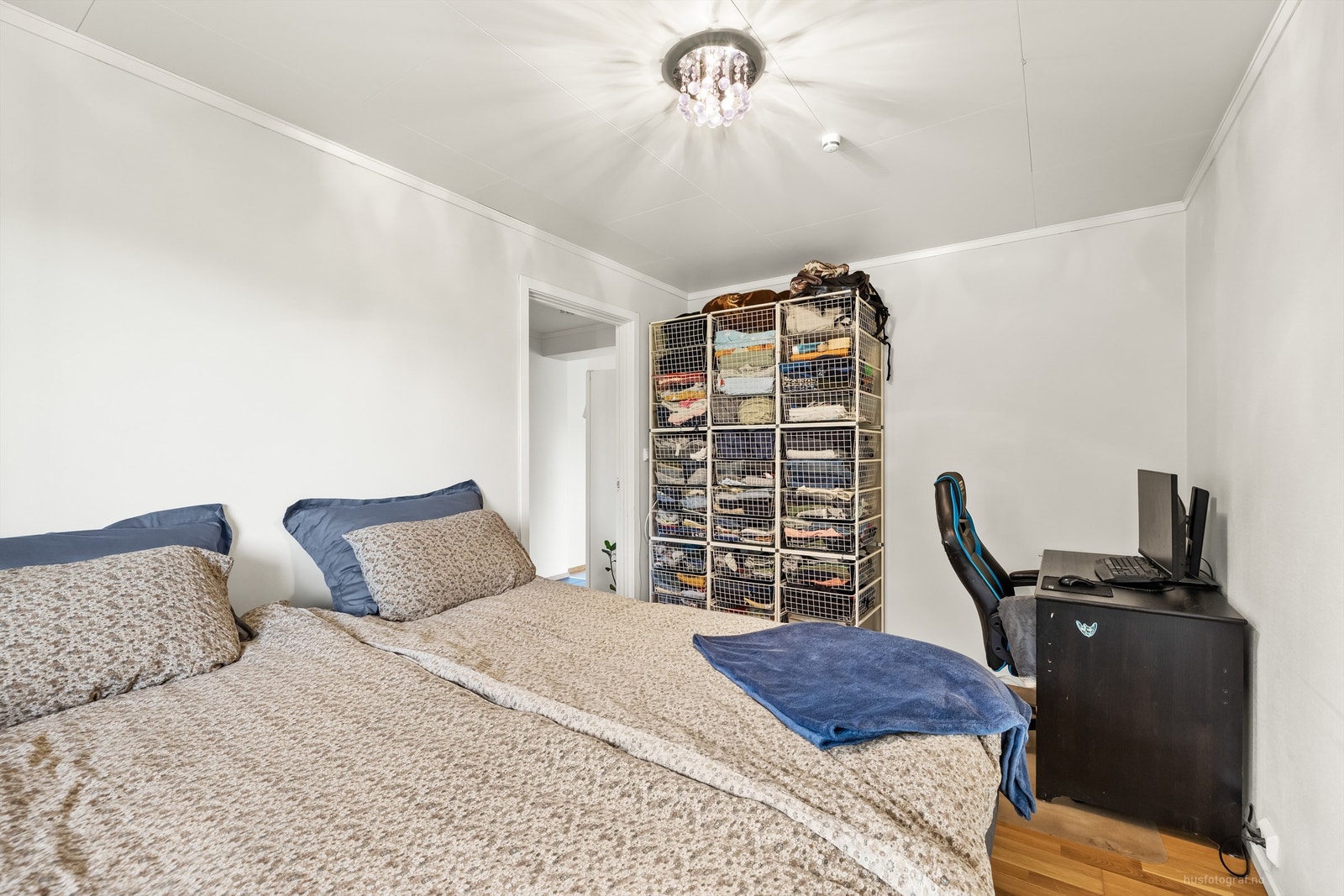 God plass til kontorpult og oppbevaring Galleribilde