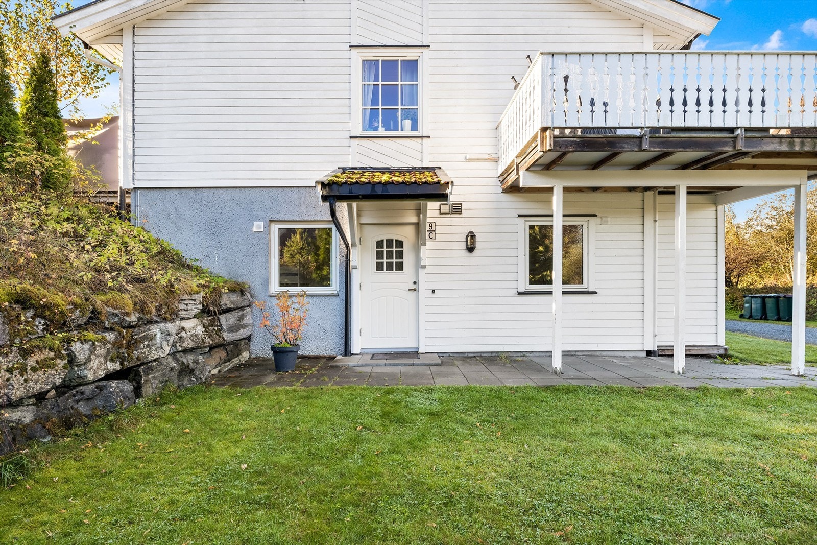 Inngangsparti med overbygg og hellelagt adkomst fra hagen Galleribilde