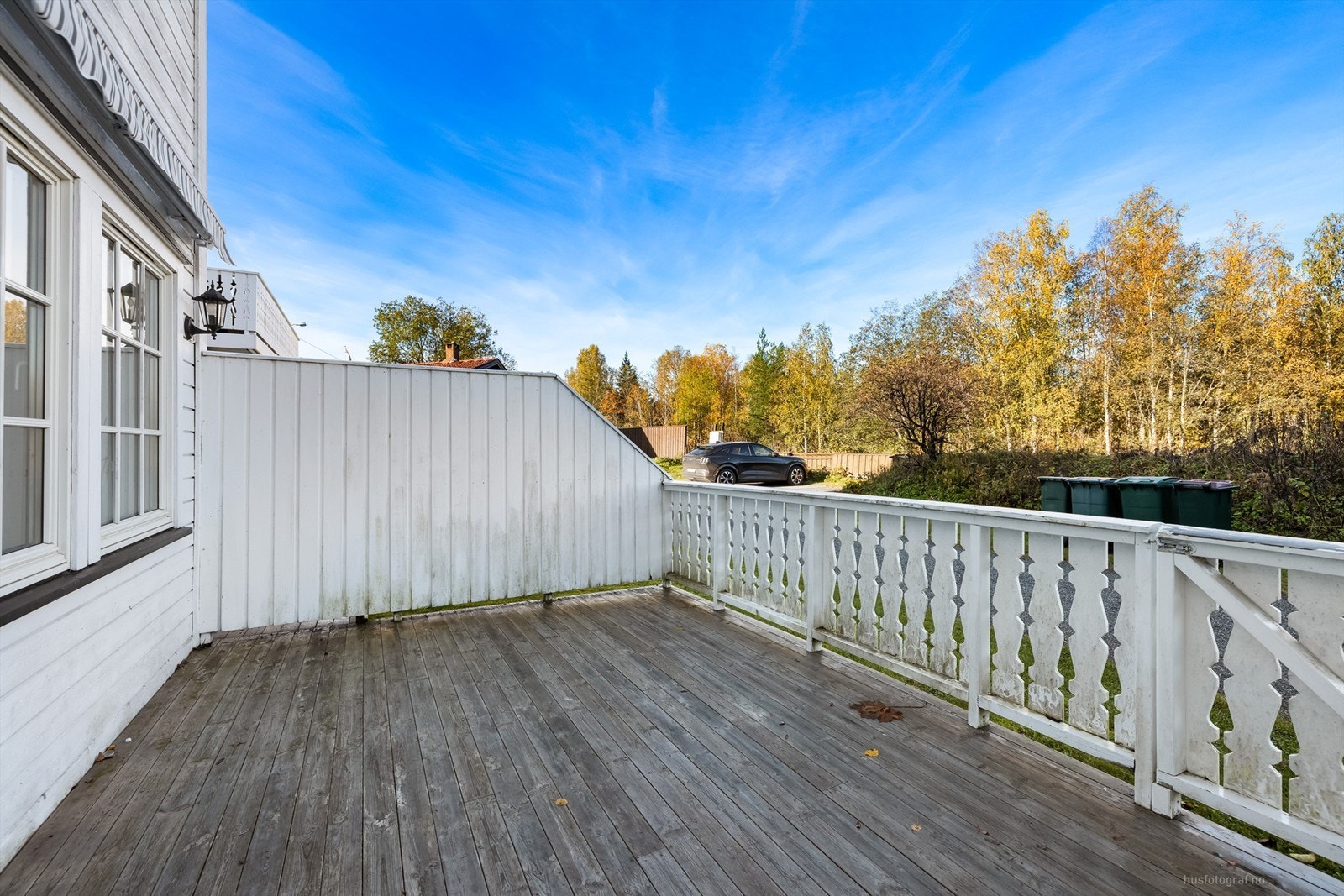Romslig terrasse med gode solforhold og skjermet plassering Galleribilde