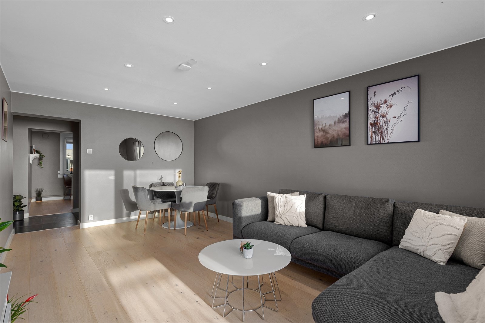 Leiligheten oppleves særdeles lys og luftig - gjennomgående løsning. Galleribilde